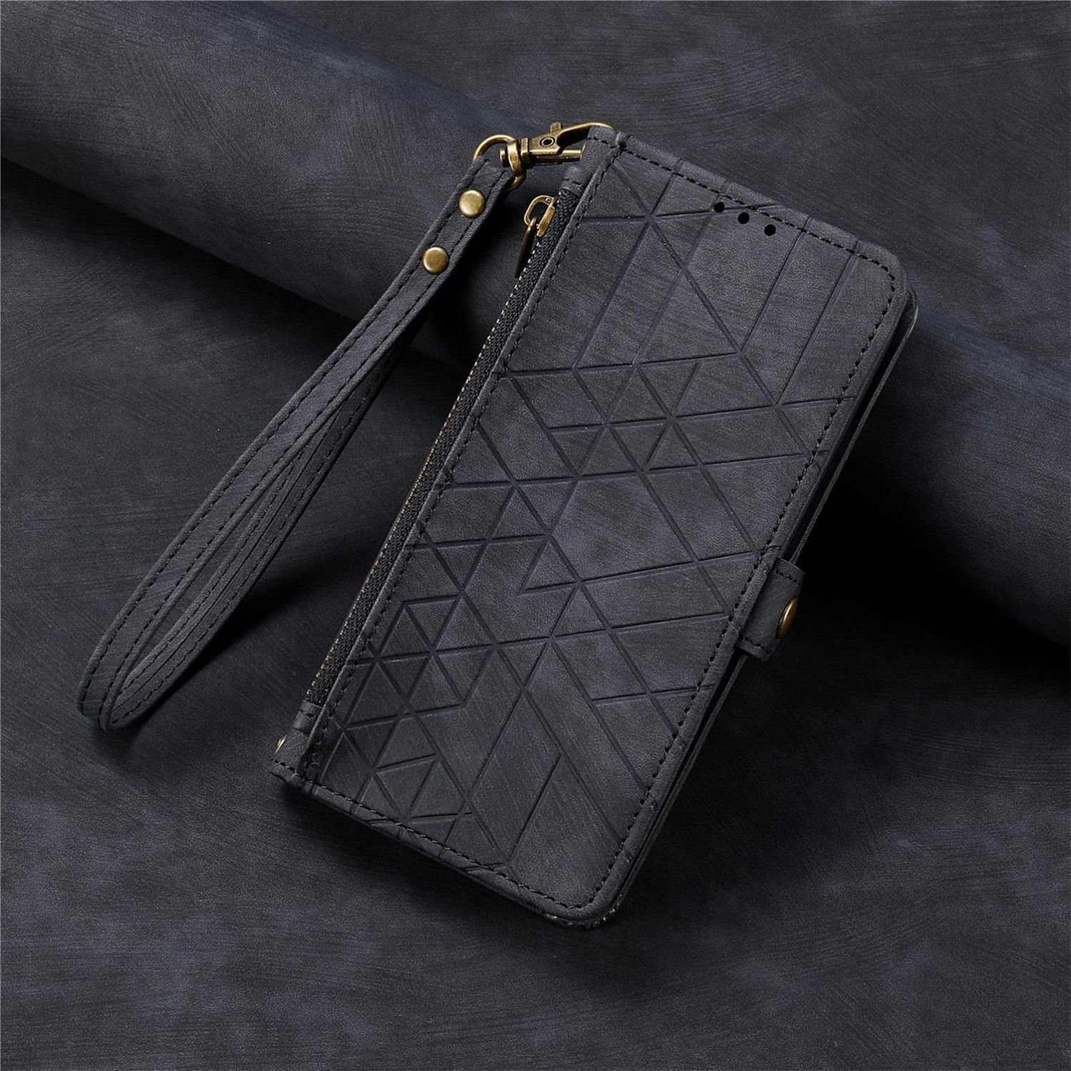 Schwarze, strukturierte Telefonbrieftasche mit Handschlaufe. Die Brieftasche ist geschlossen und hat einen Verschluss.