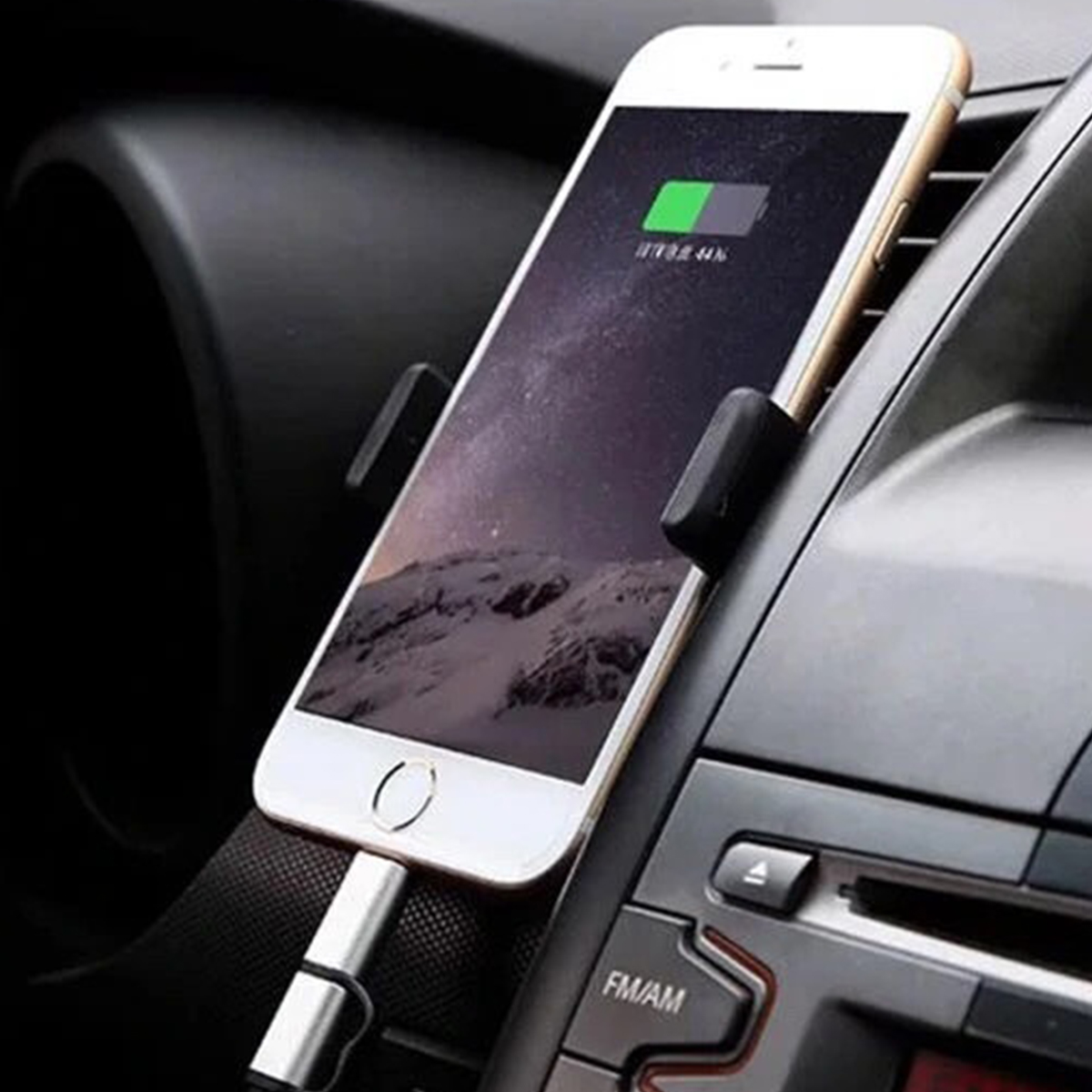 Ein Telefon, das in einer Autohalterung aufgeladen wird. Das Telefon zeigt 44 % Ladung an.