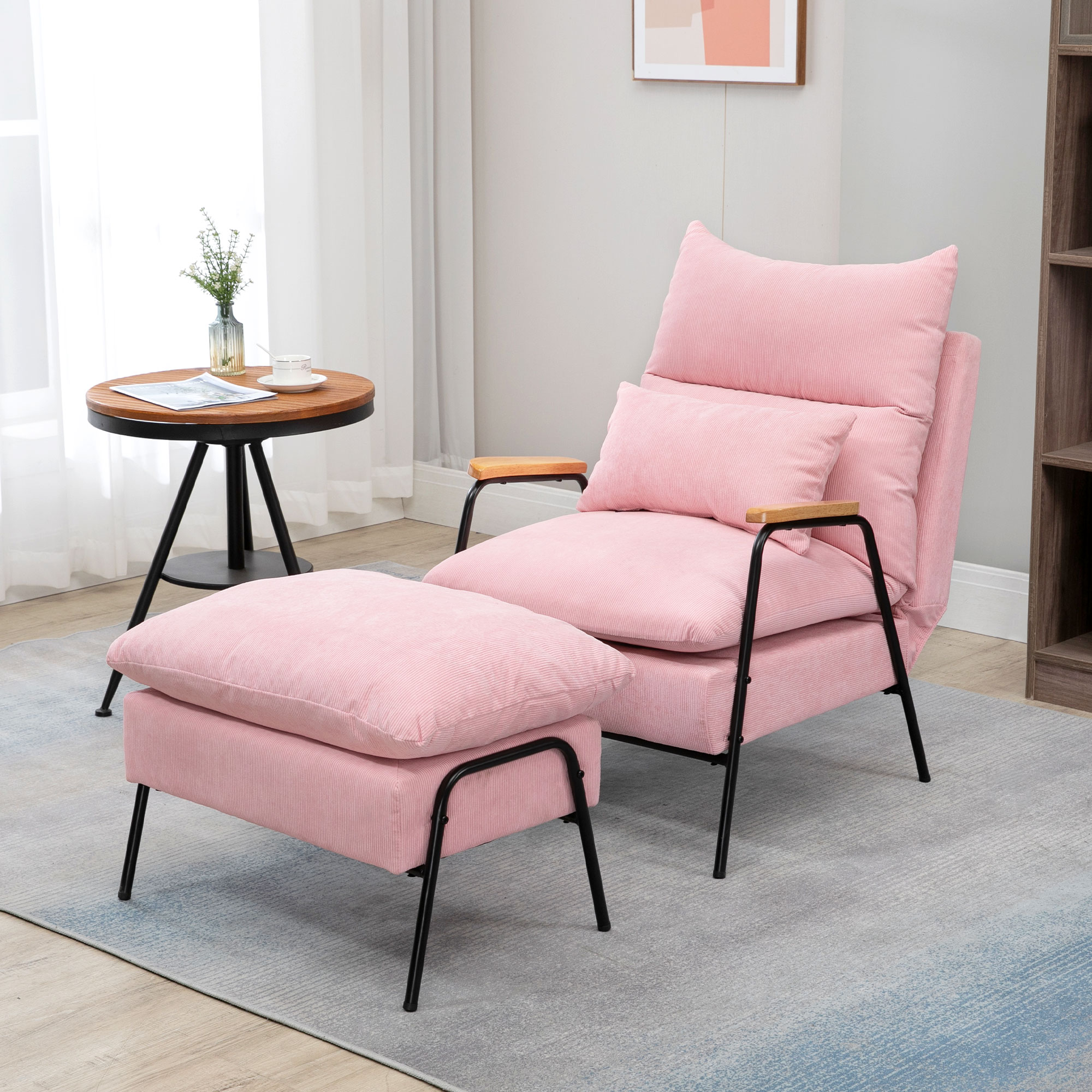 Rosa Cord-Sessel und Fußhocker. Ein kleiner Tisch mit Vase und ein Teppich sind im Hintergrund.