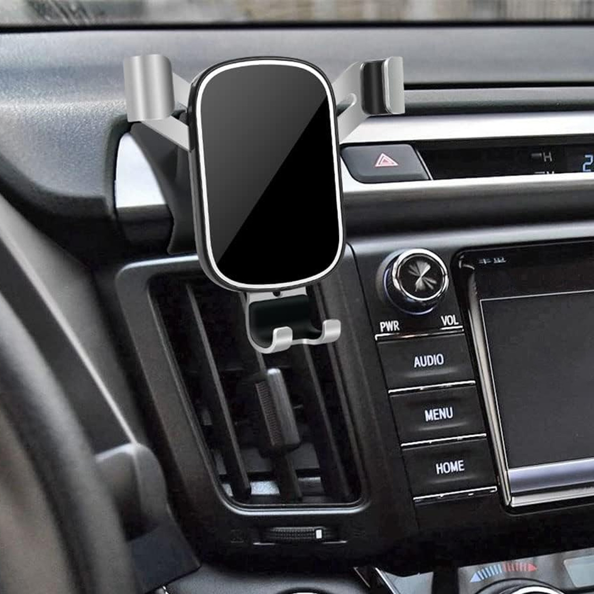 Telefonhalterung für das Auto, am Armaturenbrett montiert. Schwarz und Silber, im Auto.