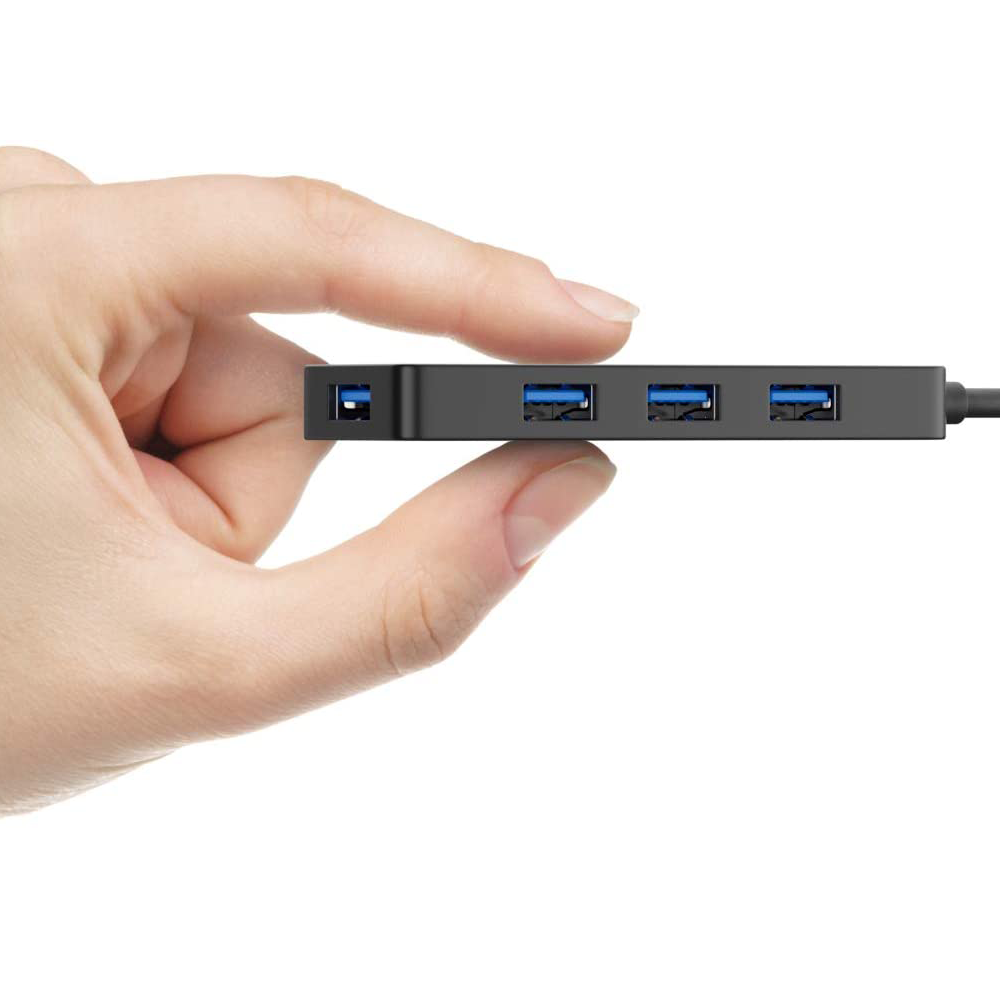 Eine Hand, die einen schwarzen USB-Hub mit vier USB-Anschlüssen hält. Weißer Hintergrund.