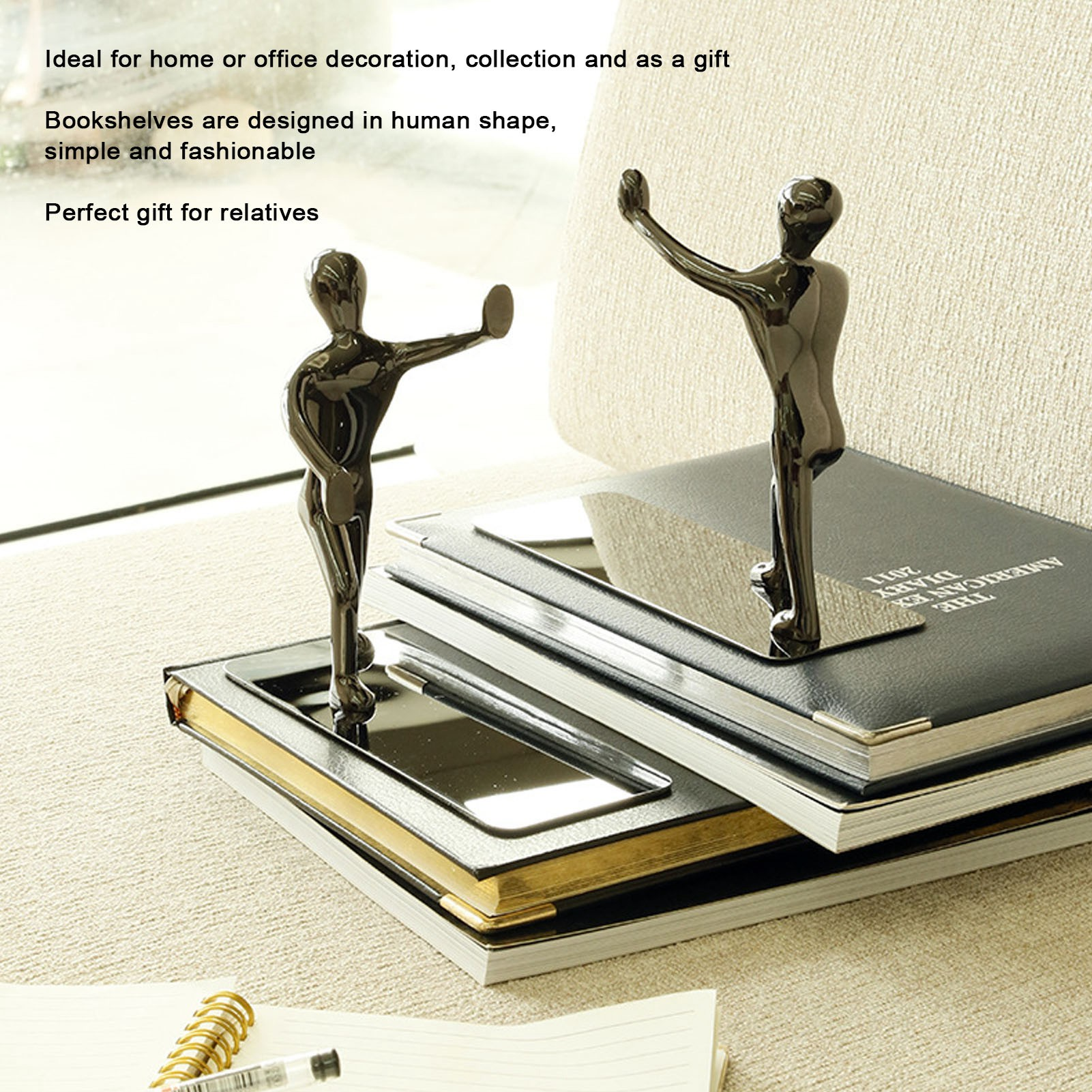 Zwei metallische Figuren als Buchstützen, die Bücher halten, mit Text über Dekoration und Verschenken.