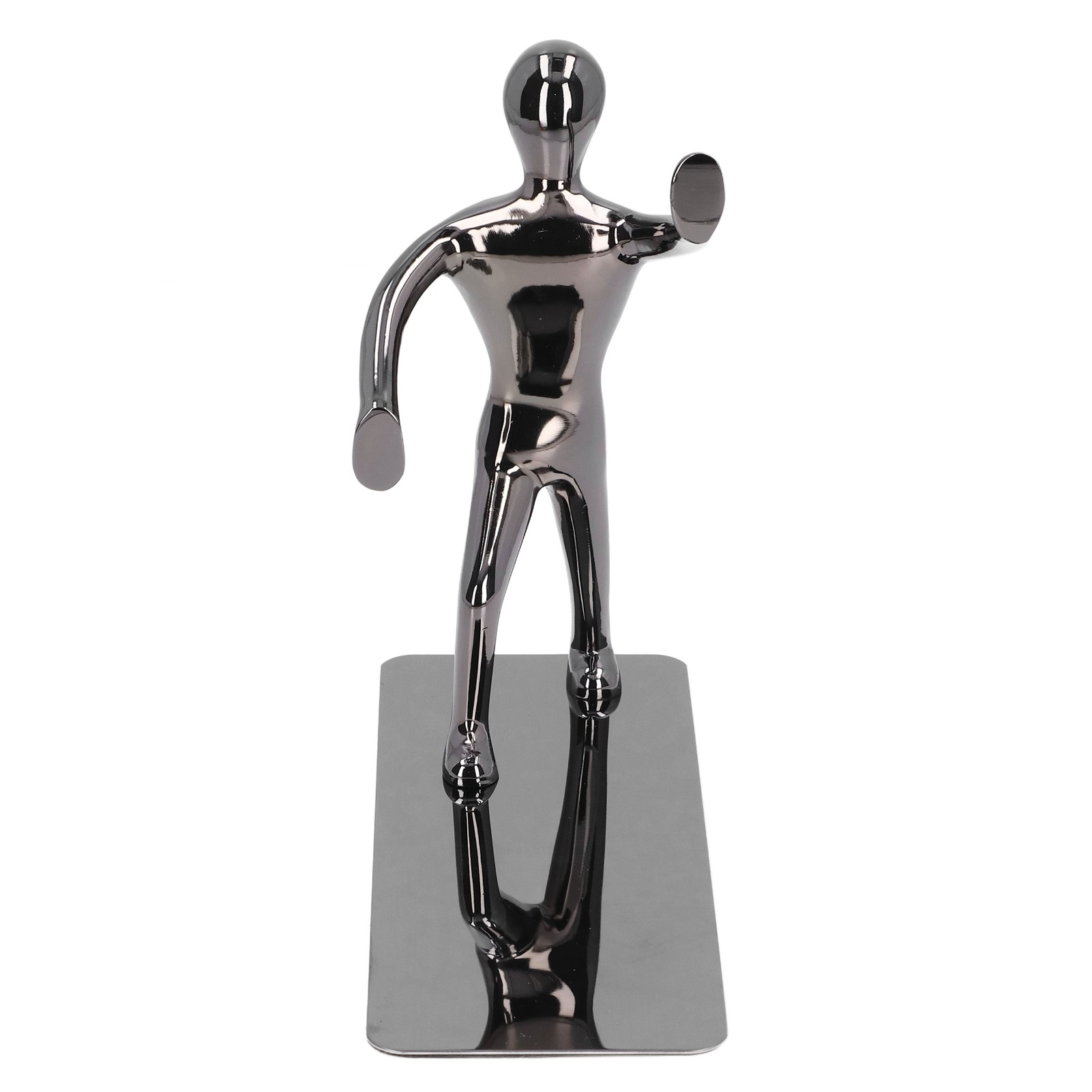 Eine metallische Figur eines Mannes, der auf einem rechteckigen Sockel steht und die Arme zur Seite ausstreckt.