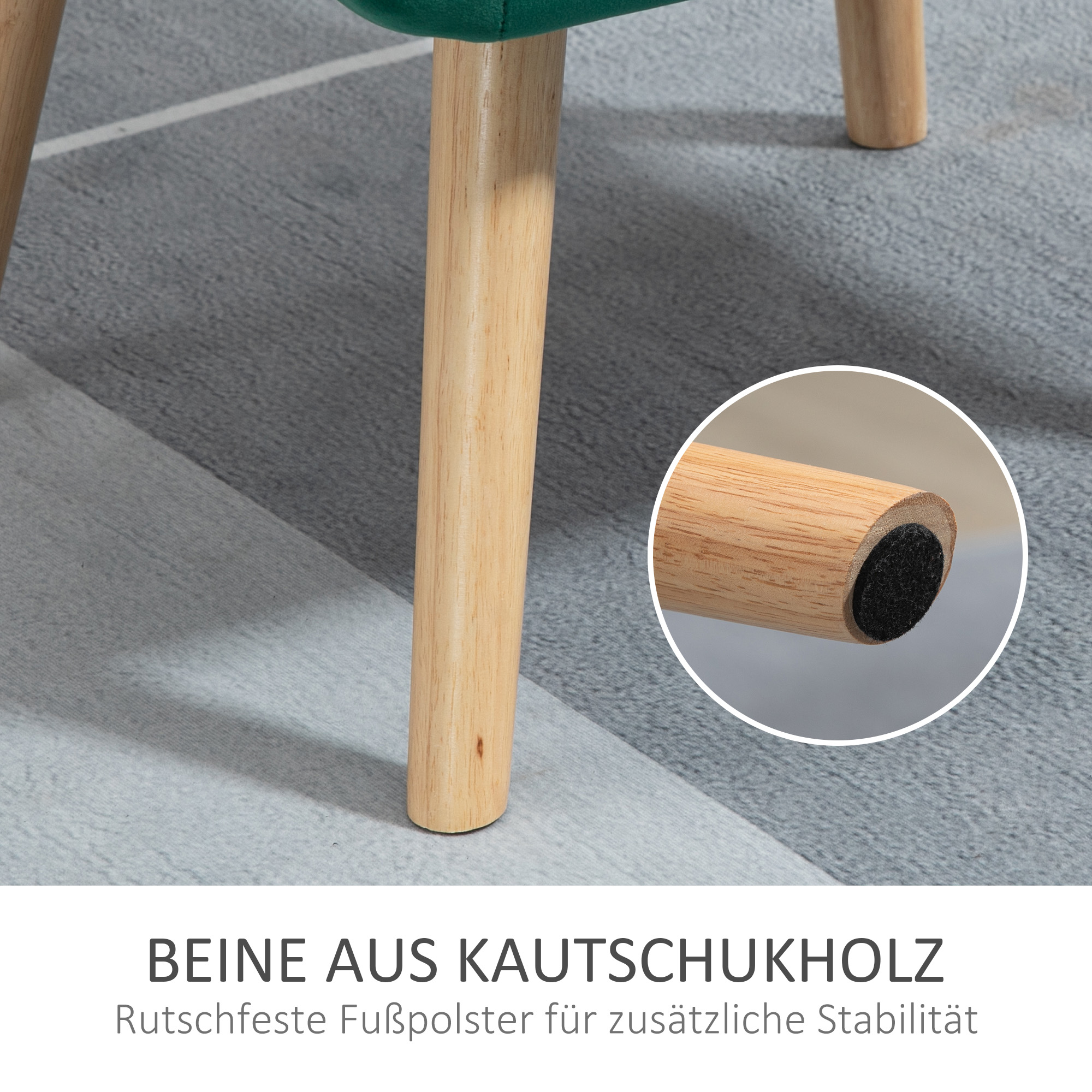 Nahaufnahme eines Stuhlbeins. Das Bein ist helles Holz mit einem kleinen, schwarzen Fußpolster.