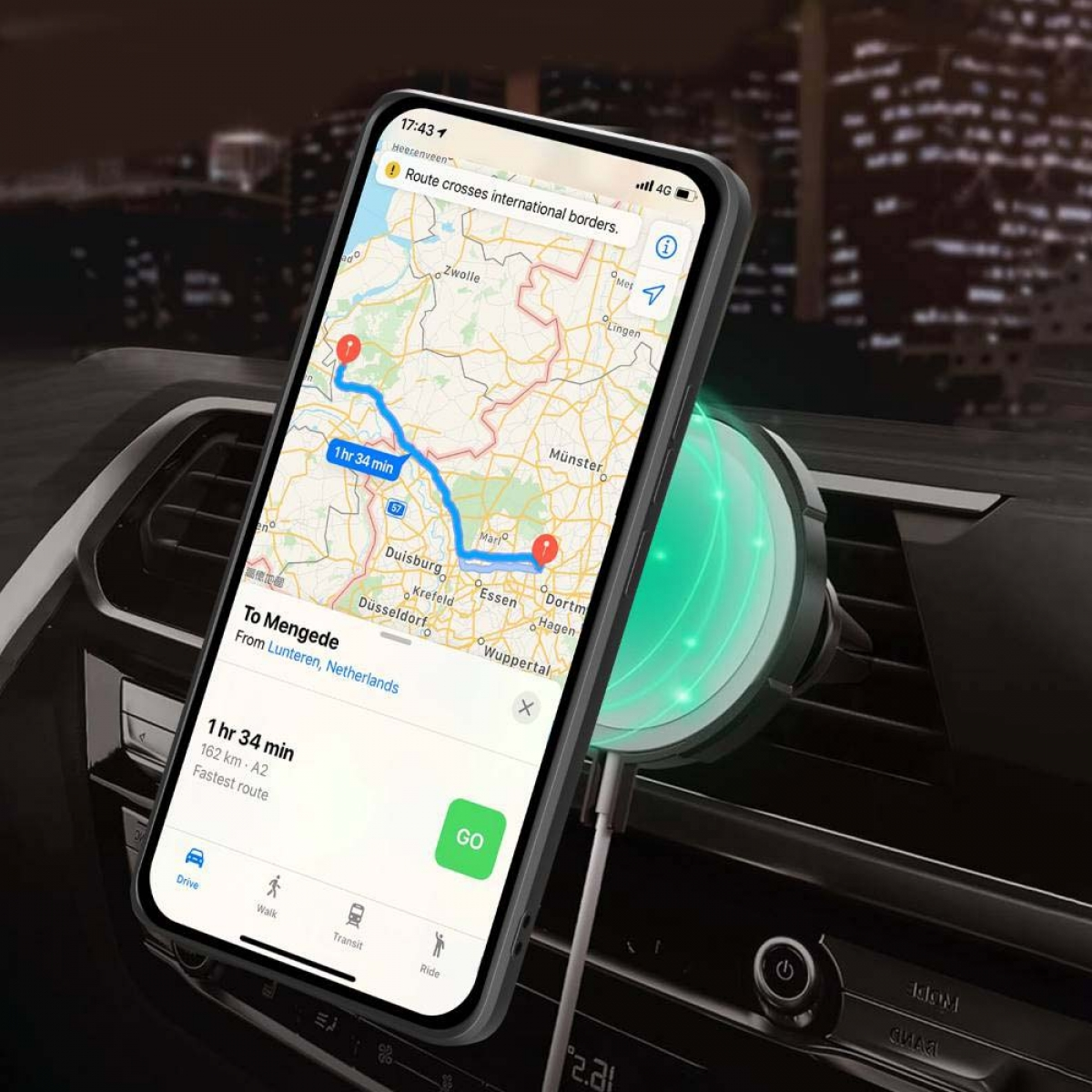 Ein Smartphone in einer Autohalterung, das eine Navigations-App mit einer Route auf dem Bildschirm anzeigt.