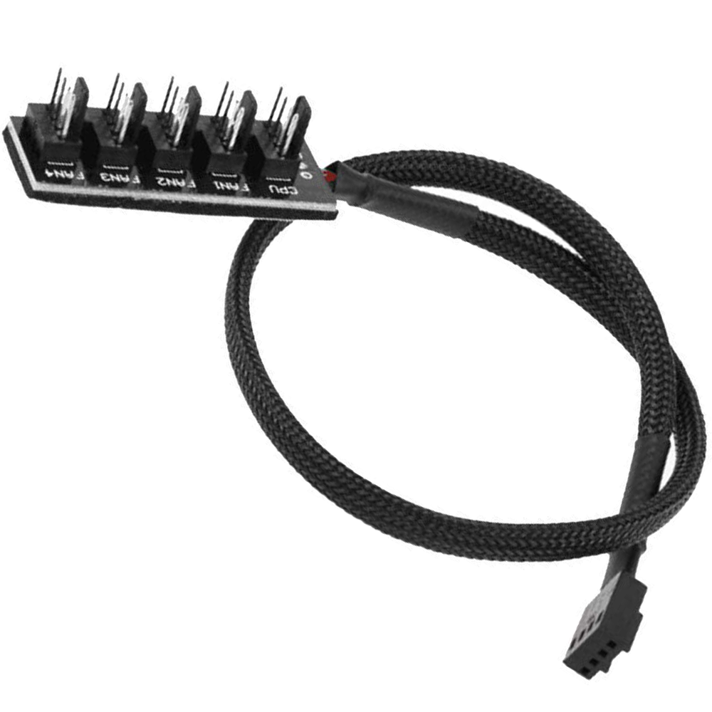 Schwarzer PC-Lüfter-Hub mit Anschlüssen für 5 Lüfter und einem Kabel. Weißer Hintergrund.