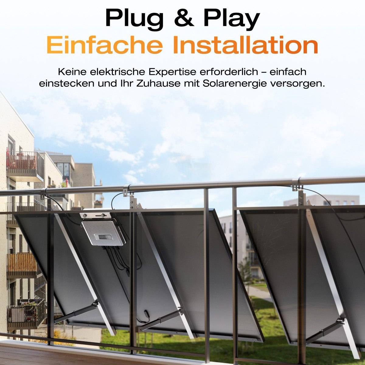 Solarpaneele auf einem Balkon mit dem Text 'Plug & Play' und 'Einfache Installation'.