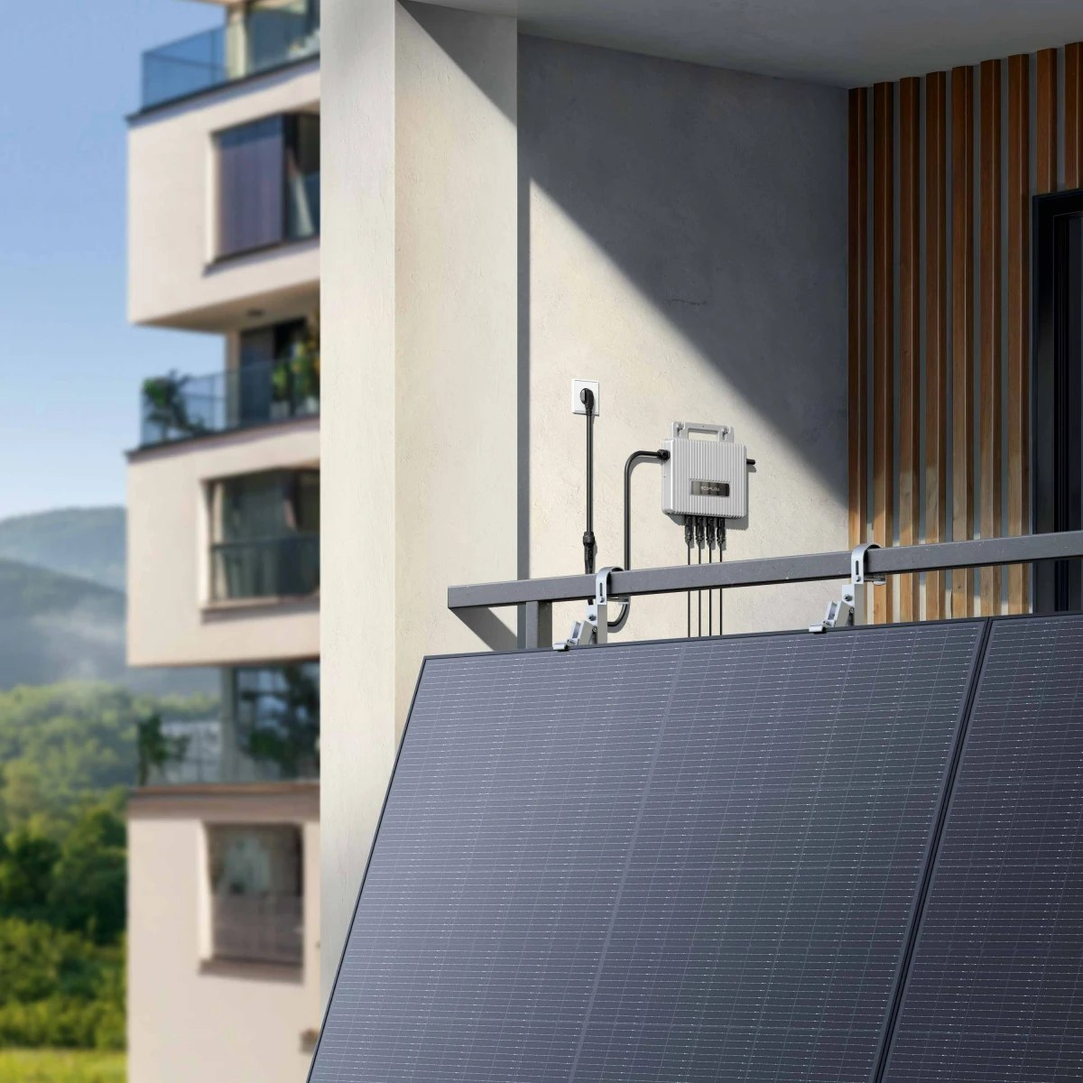 Solarpaneele auf einem Balkon. Eine weiße Box mit Kabeln ist montiert. Ein Gebäude befindet sich im Hintergrund.