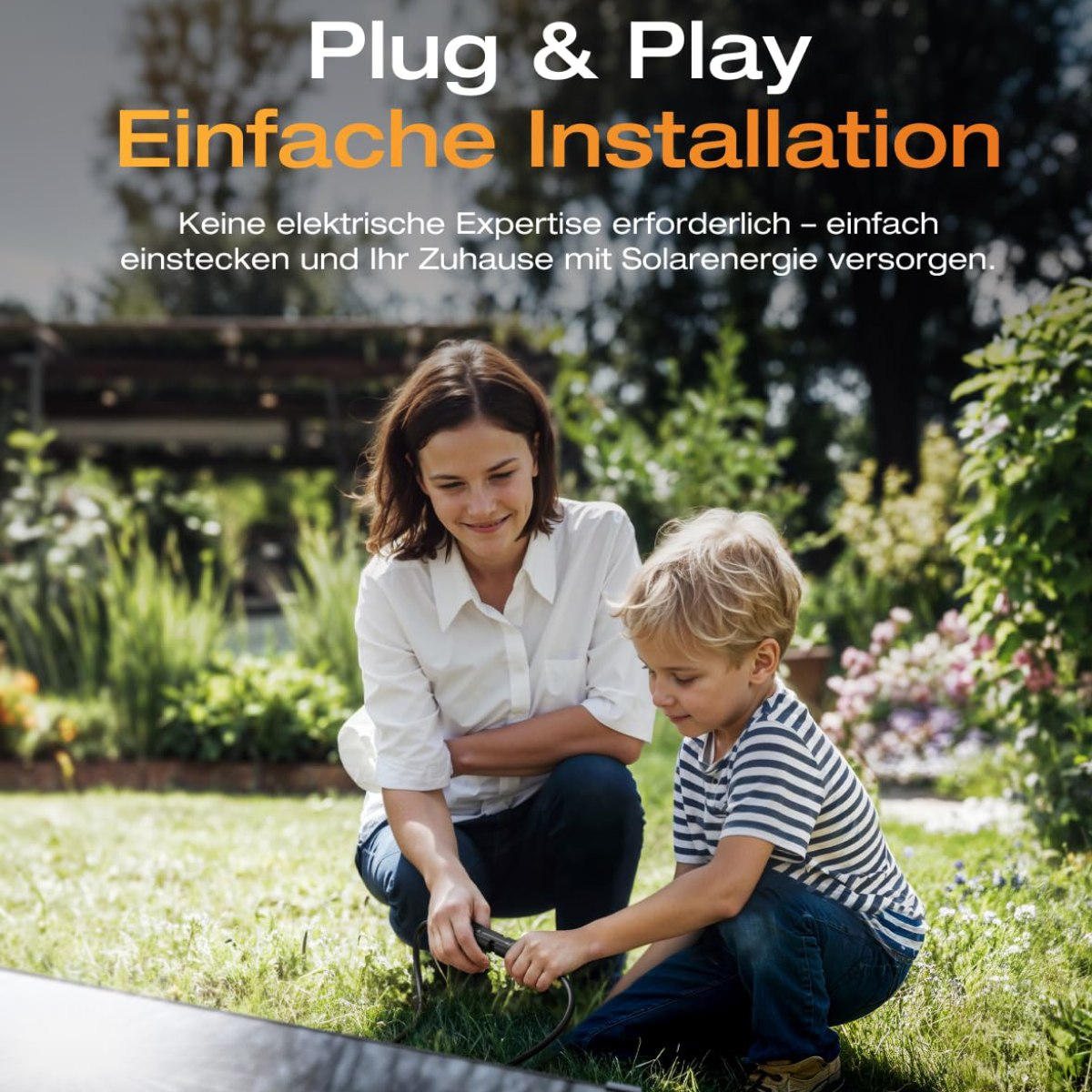 Eine Frau und ein Junge installieren ein Solarmodul in einem Garten.