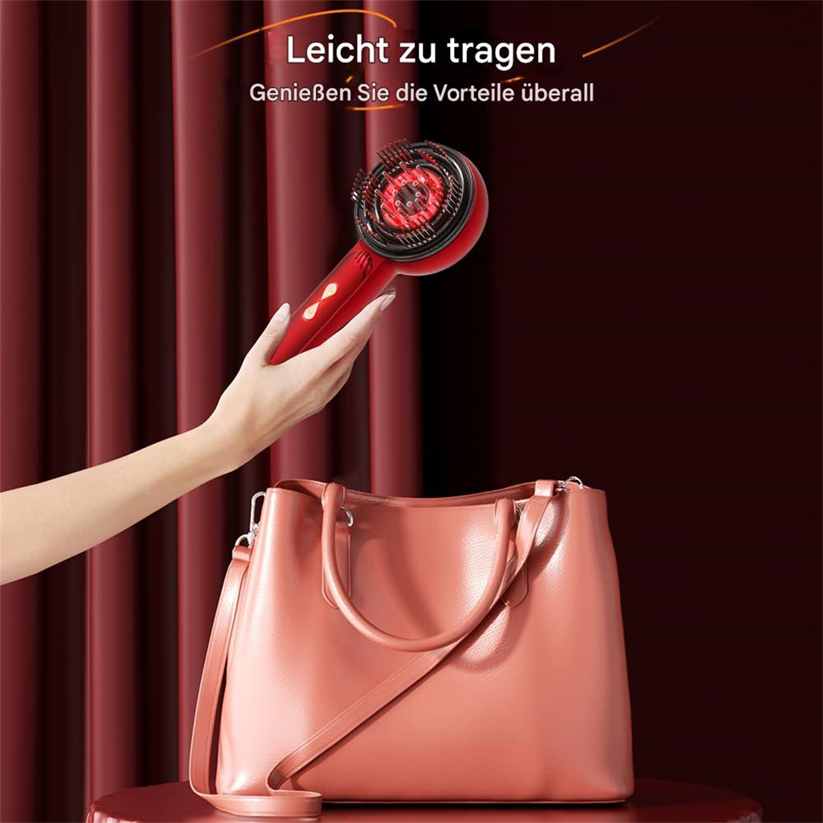Ein roter Haartrockner wird über einer rosa Handtasche auf einem Tisch gehalten. Textüberlagerung lautet 'Leicht zu tragen'.