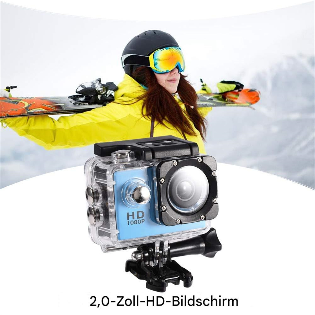 Eine Person mit Skiern trägt Helm und Brille. Eine blaue Action-Kamera ist vorne auf einem Ständer montiert.
