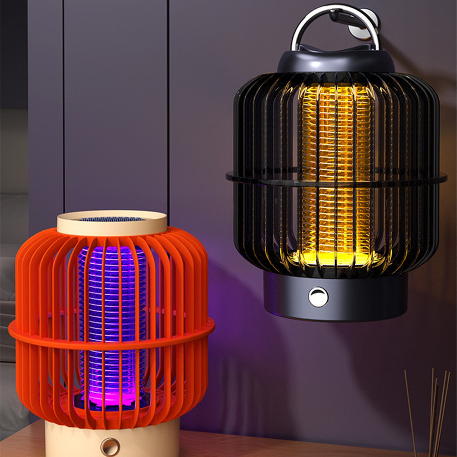 Zwei Insektenvernichter, einer orange und einer schwarz, beide mit leuchtenden Lichtern, an einer lila Wand.