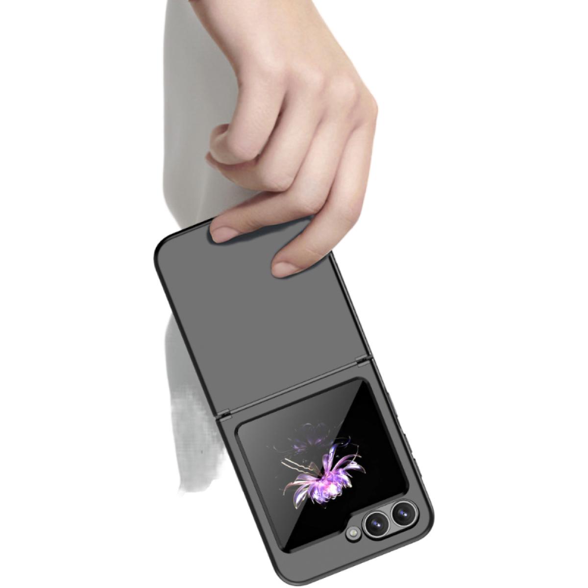 Mano che tiene un telefono pieghevole nero, parzialmente aperto. Sfondo bianco.