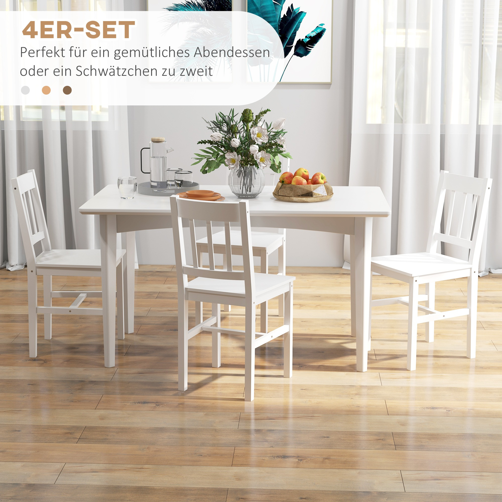 Esstisch-Set mit vier weißen Stühlen, einer Vase mit Blumen und Obst. In einem hellen Raum.