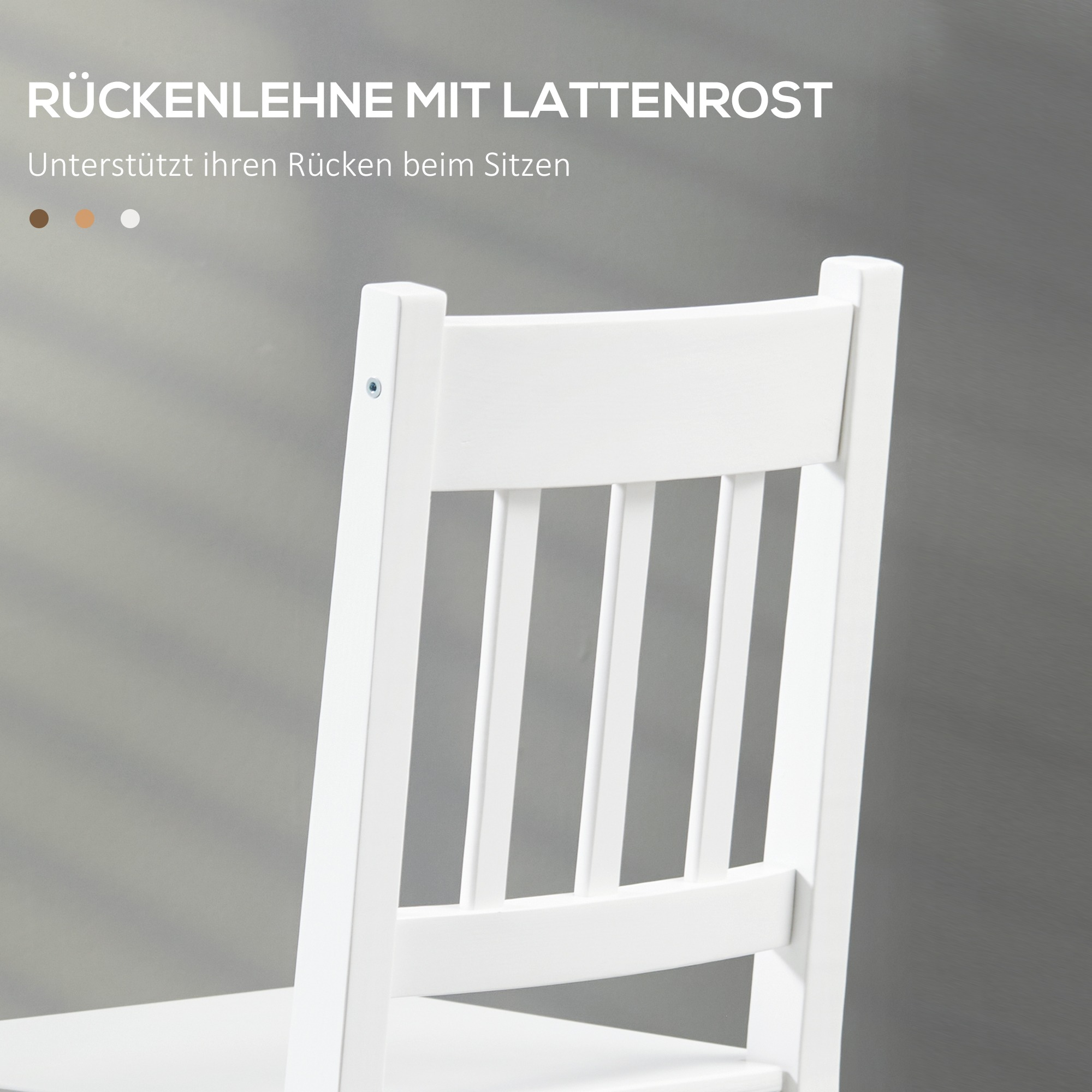 Nahaufnahme einer weißen Stuhllehne mit vertikalen Lamellen. Grauer Hintergrund.