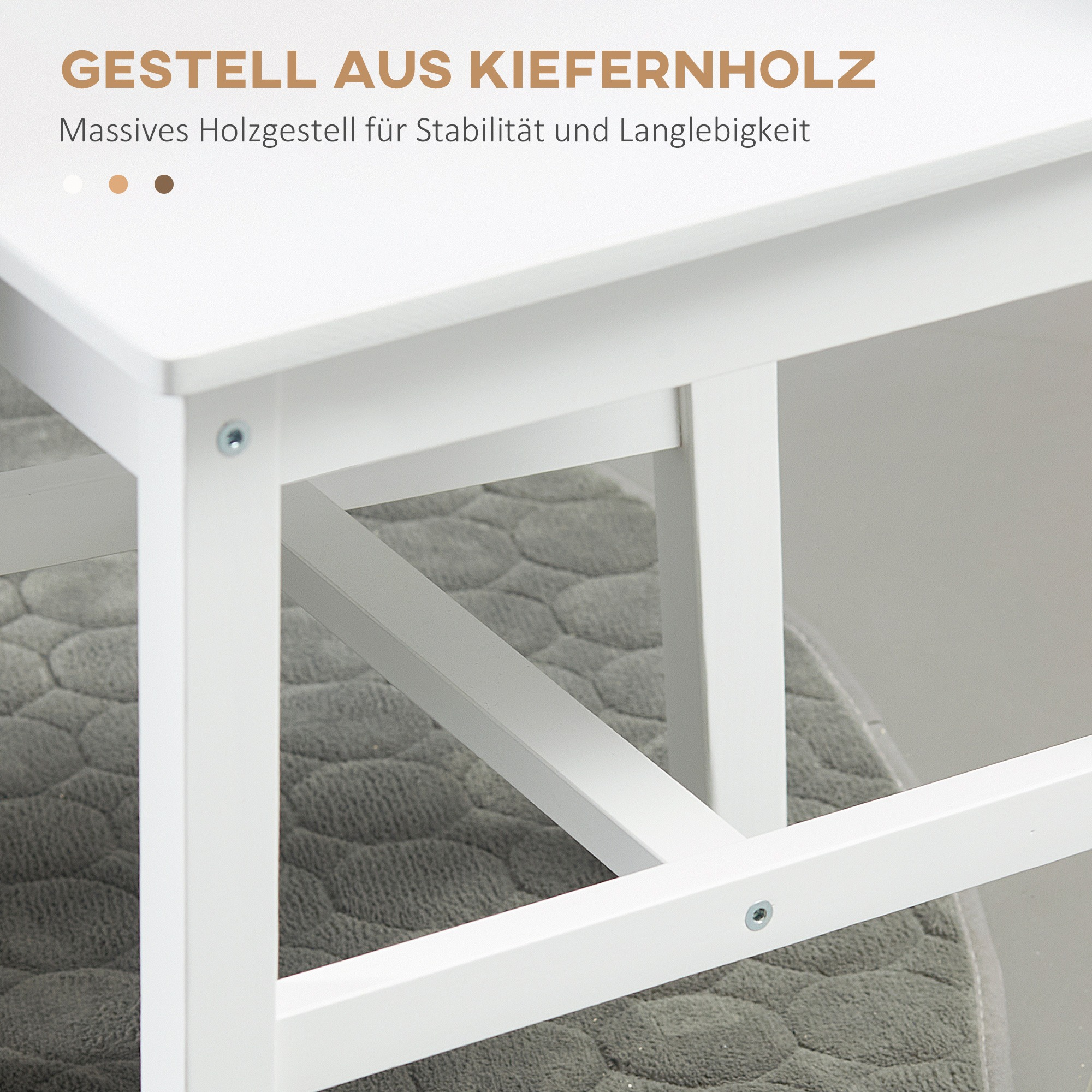 Nahaufnahme eines weißen Tischrahmens. Der Rahmen besteht aus Holz und hat Metallschrauben.
