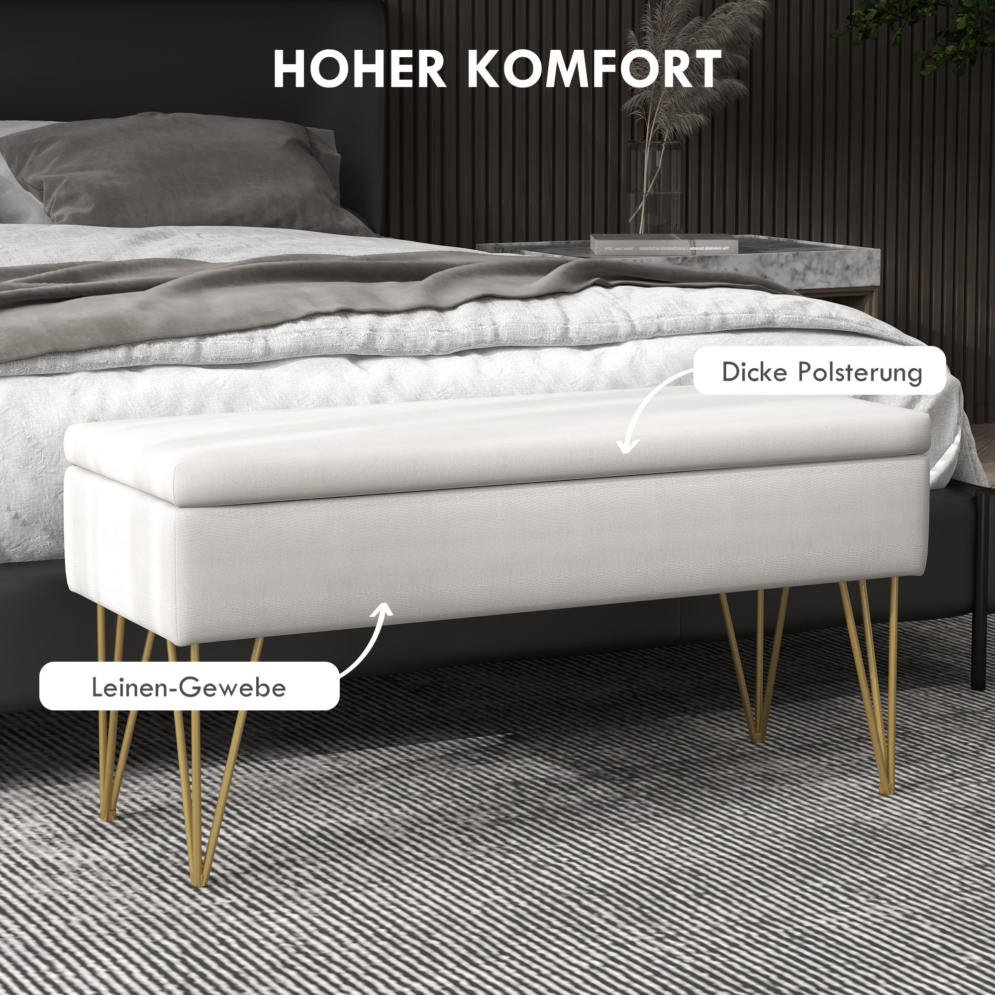 Weiß gepolsterte Bank mit goldenen Beinen in einem Schlafzimmer.