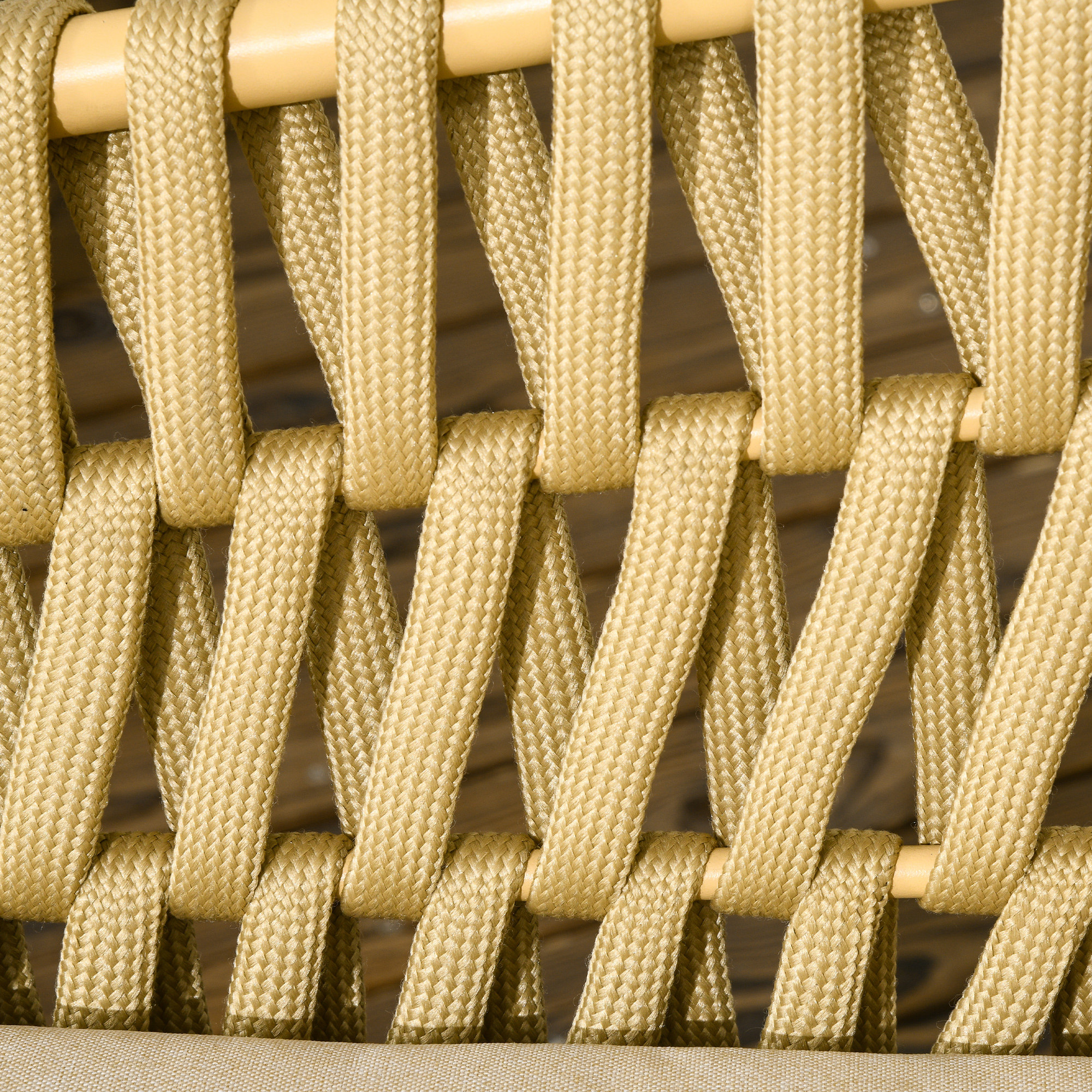 Primo piano del dettaglio della corda intrecciata beige utilizzata nei mobili, che mostra un motivo e una trama intricati.