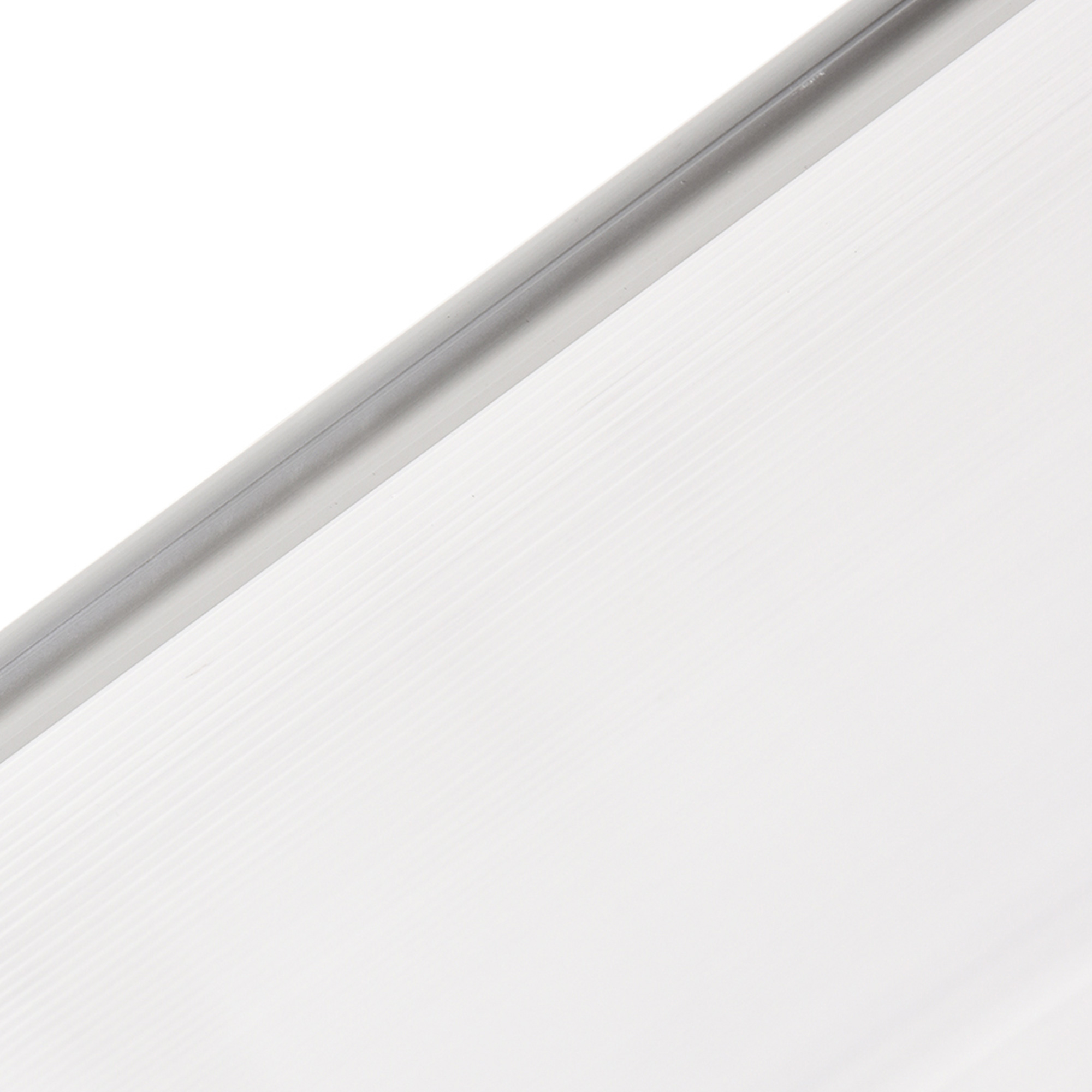Diagonale Ansicht einer weißen, geriffelten Oberfläche mit einem silbernen Balken in der oberen linken Ecke.
