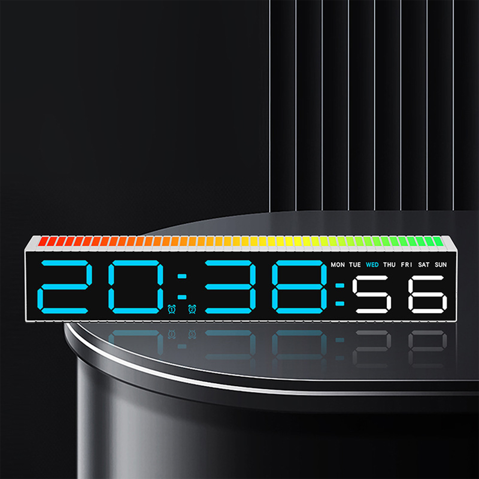 Digitaluhr mit der Anzeige 20:38:56. Bunter Balken oben. Wochentage sichtbar. Schwarze Oberfläche.