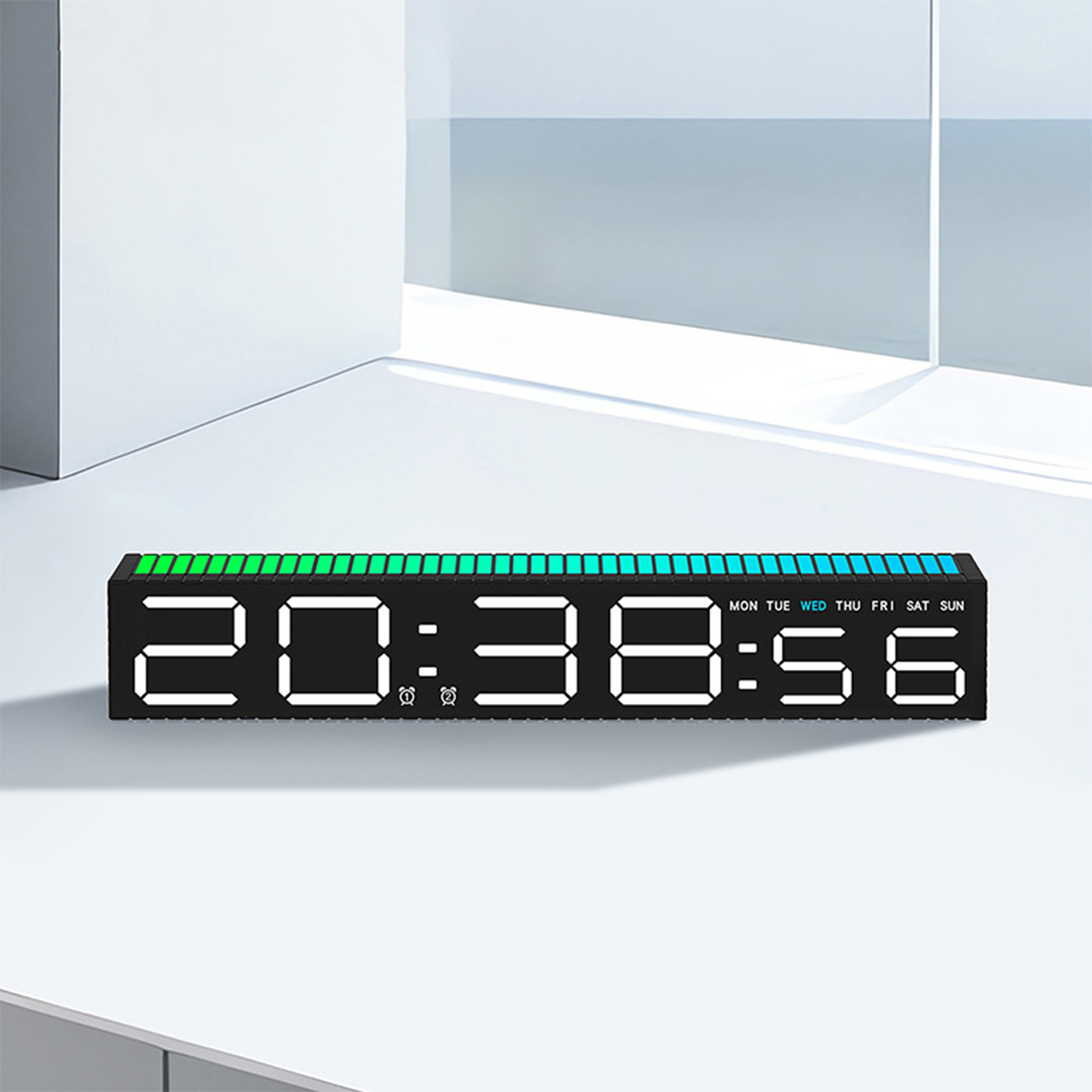Lange schwarze Digitaluhr mit grünen und blauen Lichtern, die Zeit und Tage anzeigt.