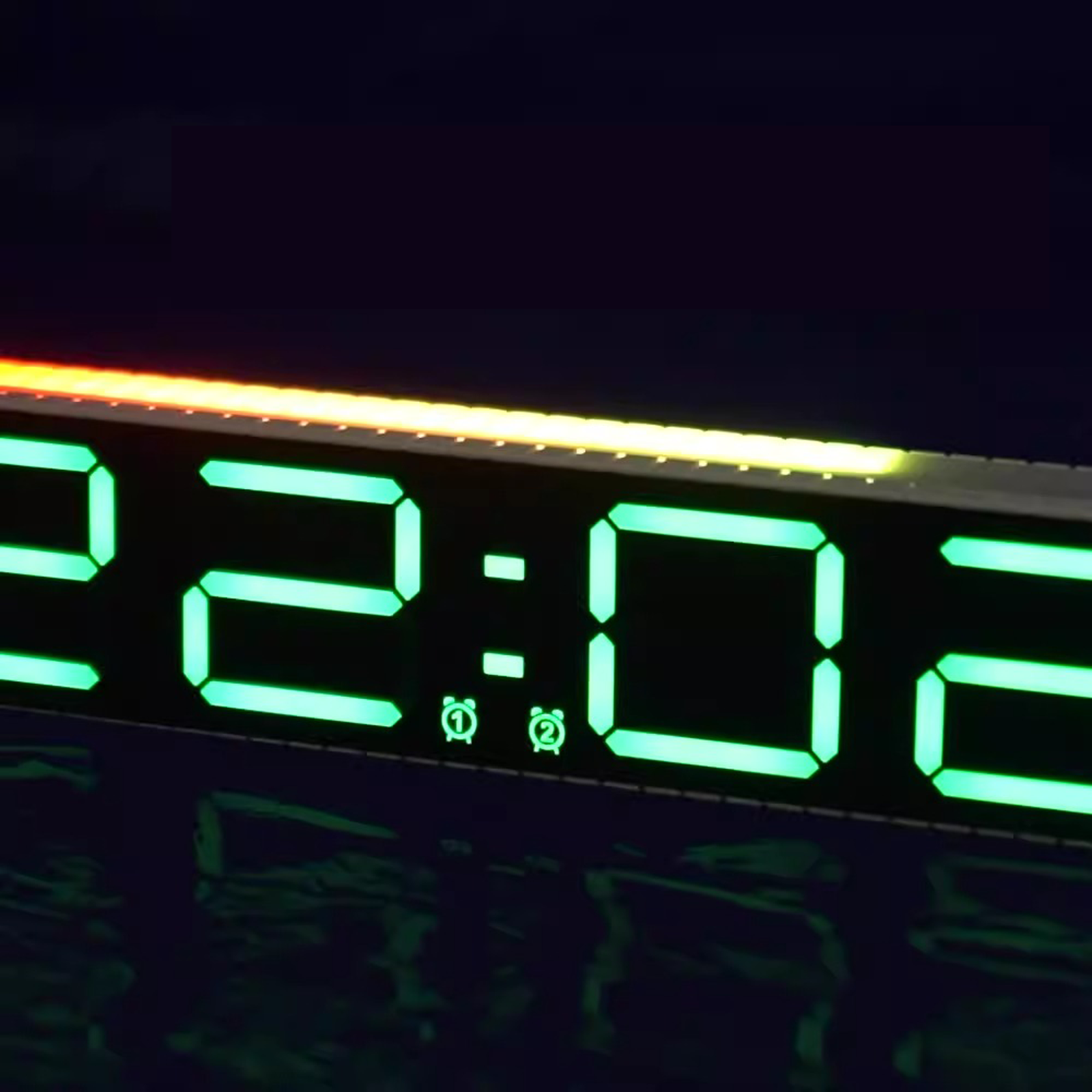 Digitale Uhr zeigt 22:02 mit grünen Ziffern. Oben befindet sich ein grüner und orangefarbener Lichtstreifen.