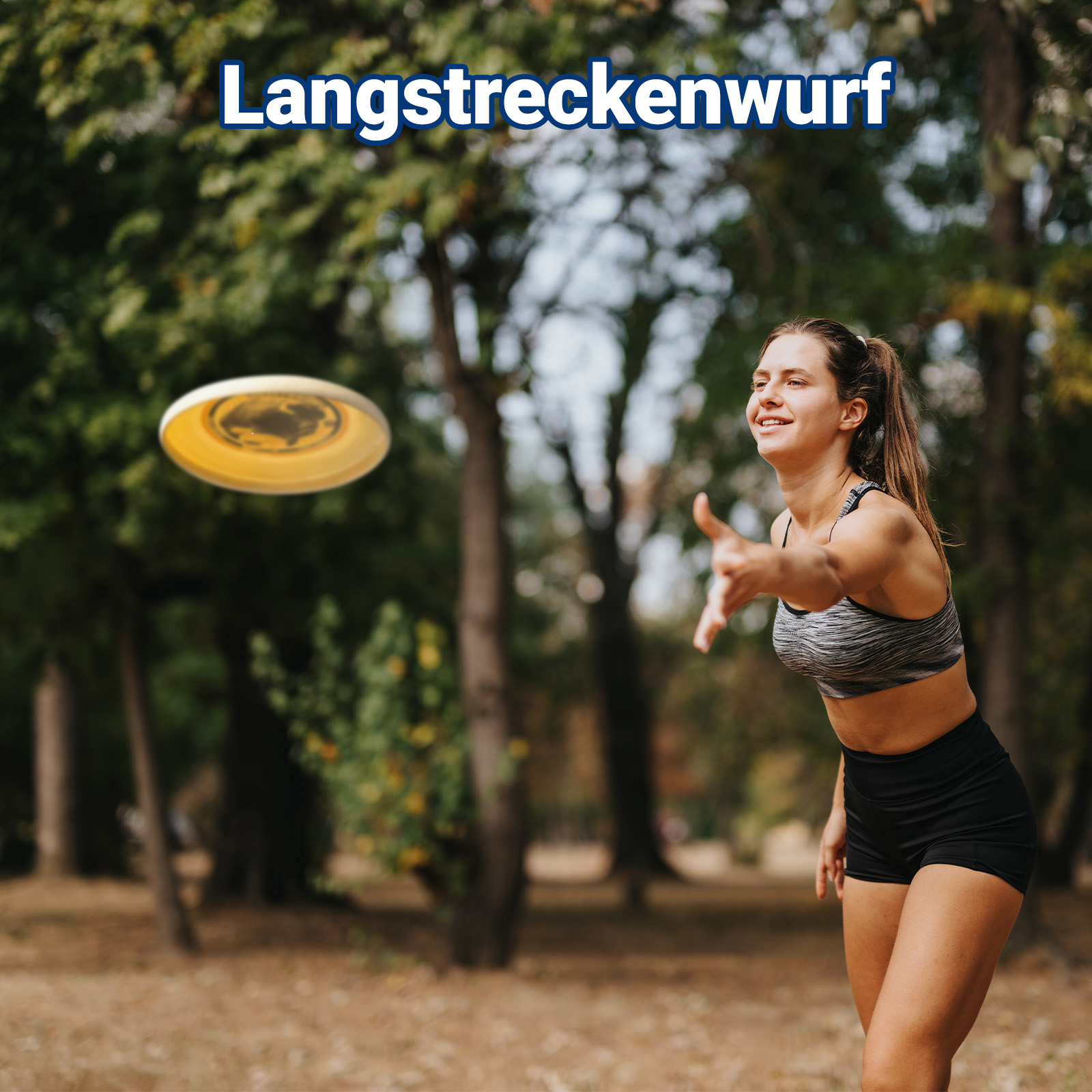 Frau wirft gelbe Frisbeescheibe im Park. Bäume im Hintergrund.
