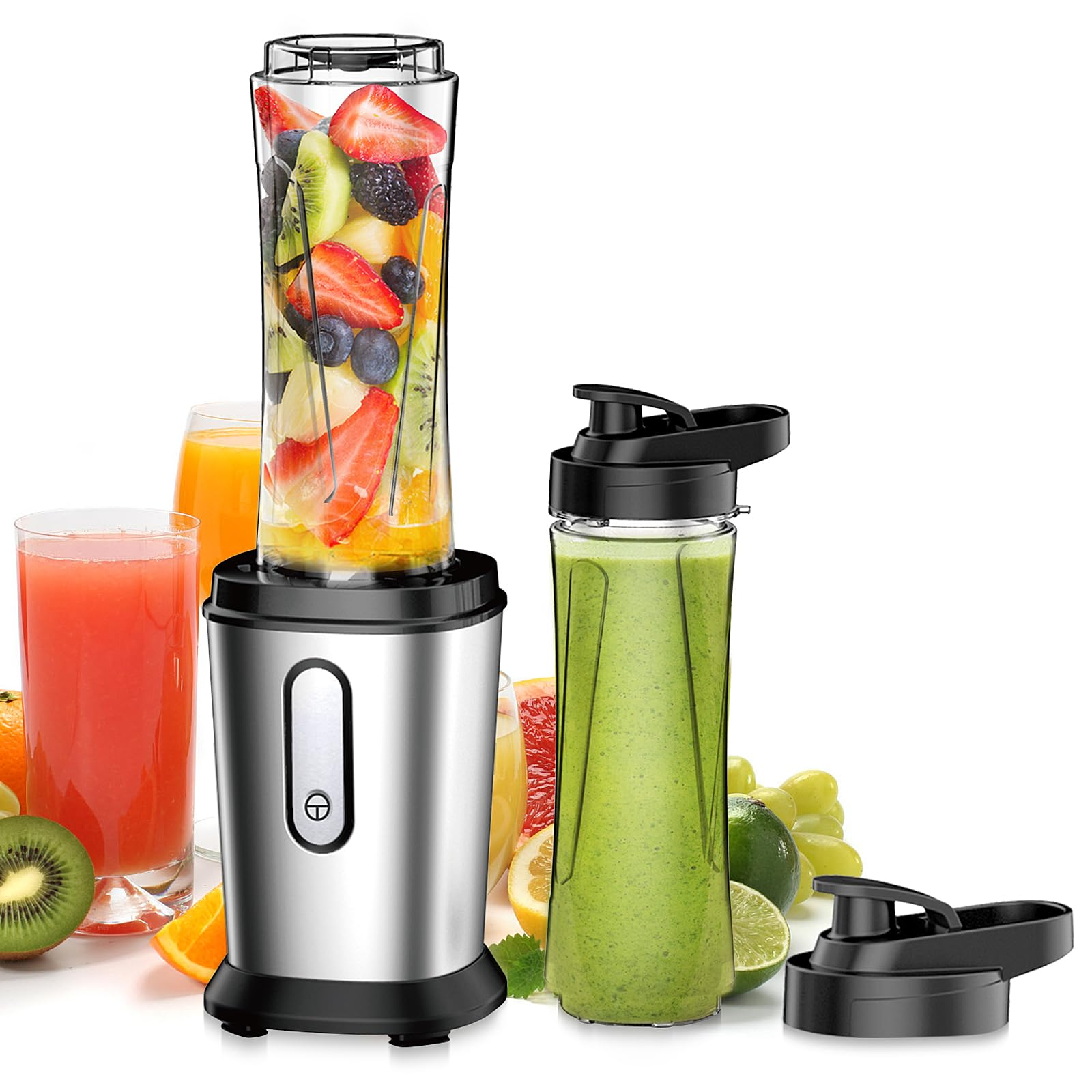 Mixer mit einem durchsichtigen Behälter, gefüllt mit Obst. Zwei Gläser Saft und eine Smoothie-Flasche sind ausgestellt.