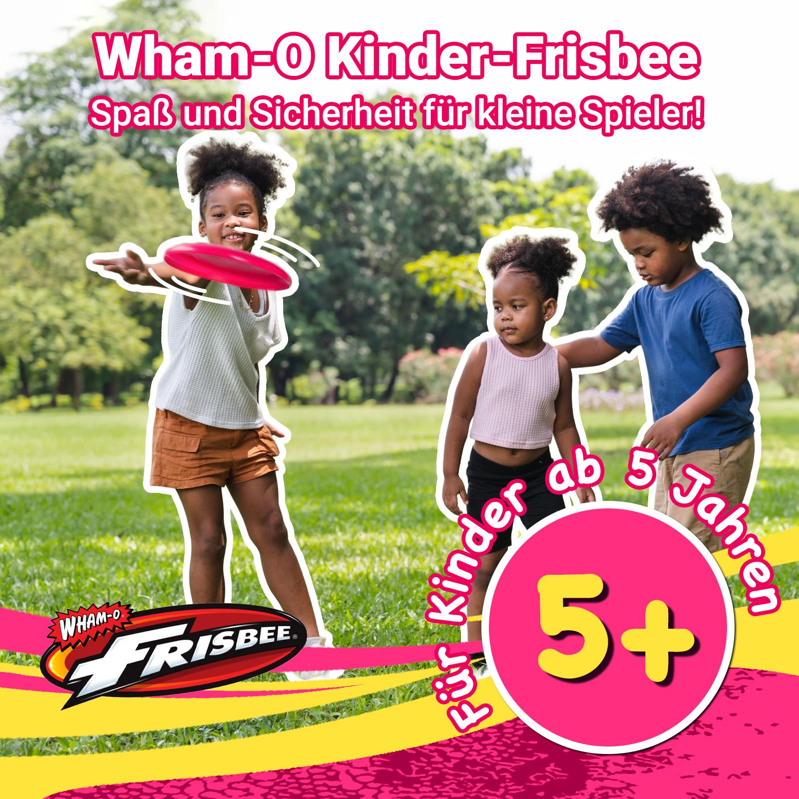 Drei Kinder spielen mit einer Frisbee. Ein Mädchen wirft eine Frisbee, während zwei andere Kinder zuschauen und zeigen.