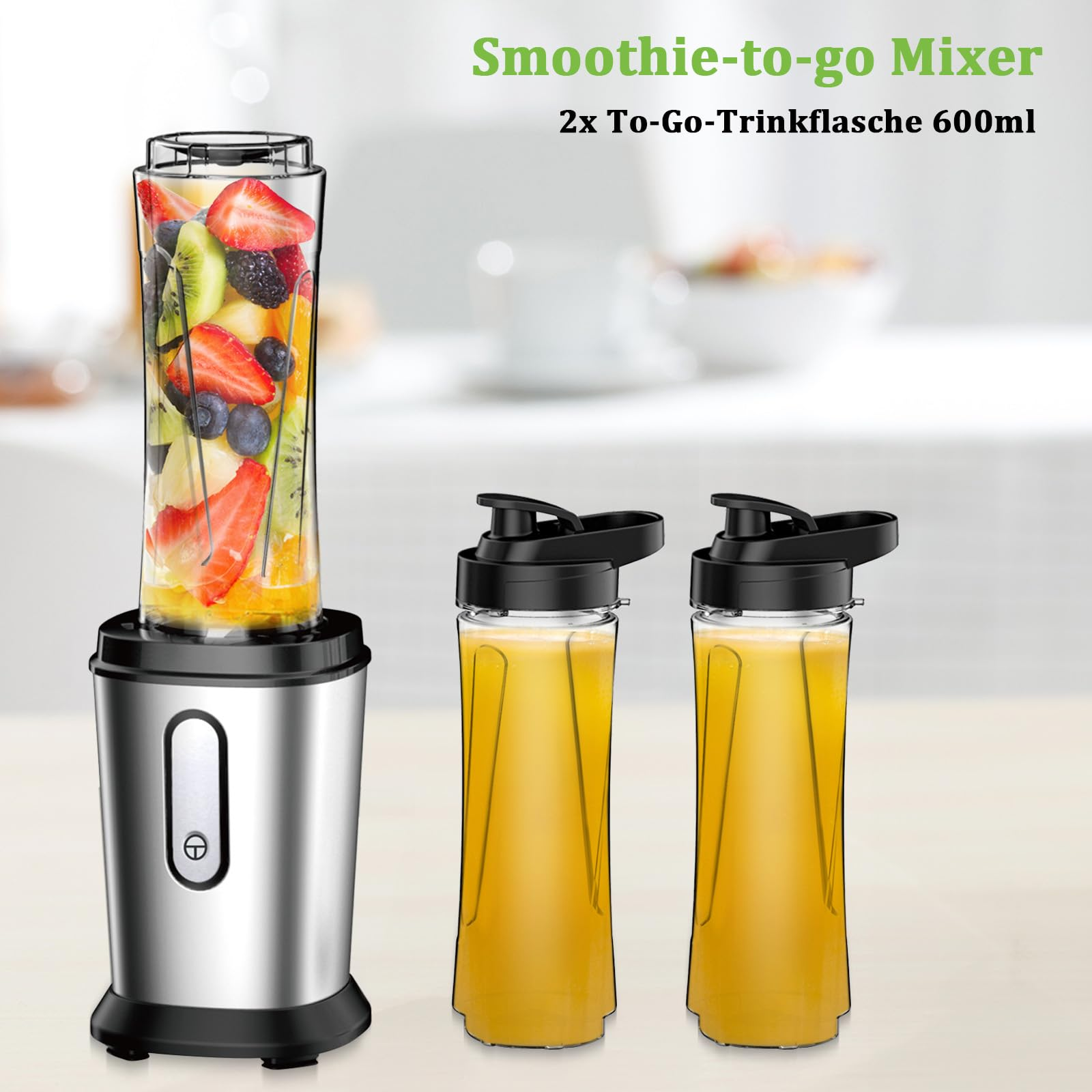 Mixer mit Obst. Zwei gefüllte Smoothie-Flaschen stehen daneben, auf weißer Holzoberfläche.
