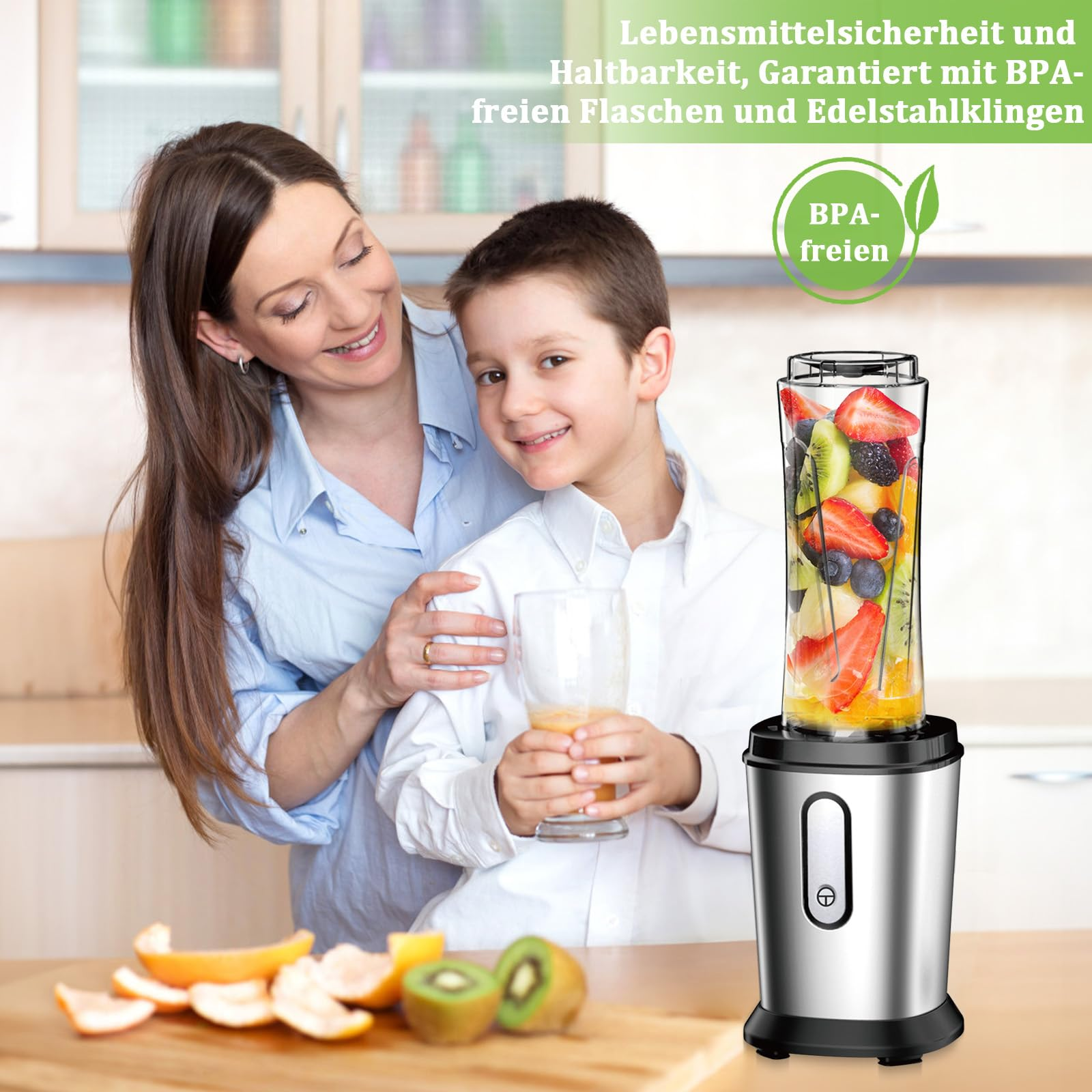Eine Frau und ein Junge lächeln, mit einem Mixer und Obst auf einem Tisch. Ein Glas Saft ist auch sichtbar.
