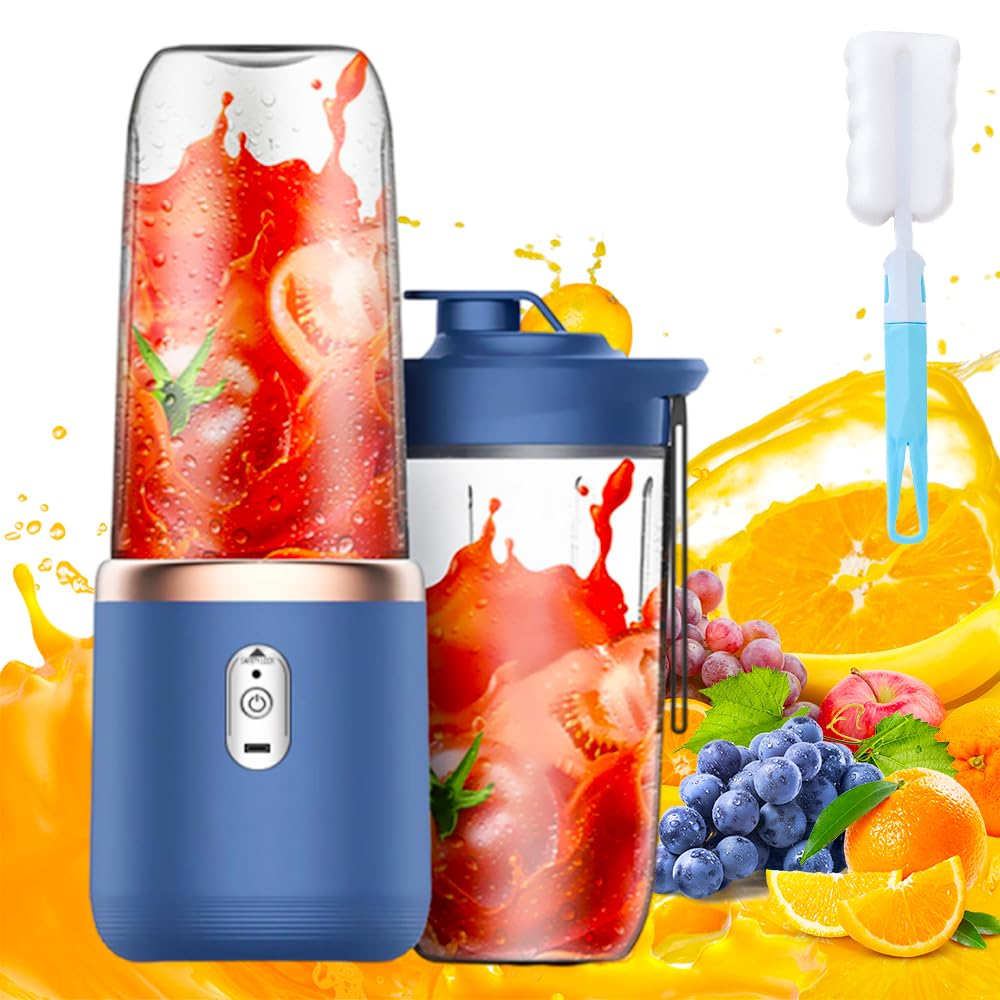 Blauer Mixer mit Obst. Eine Reinigungsbürste und Obst stehen auf dem Tisch, mit Saftspritzern.