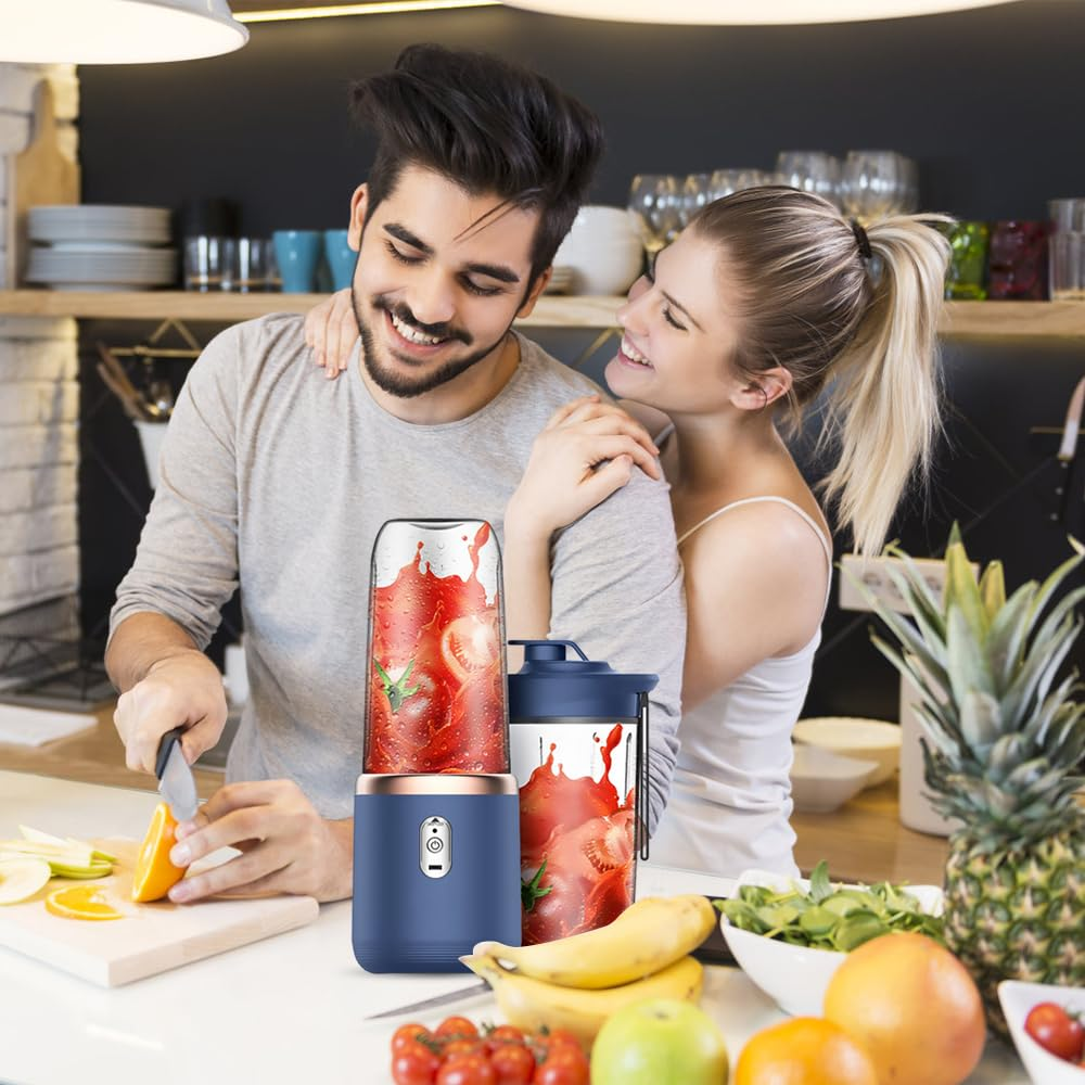 Paar in der Küche, bereitet Smoothie mit blauem Mixer zu, Obst und Gemüse auf dem Tisch.