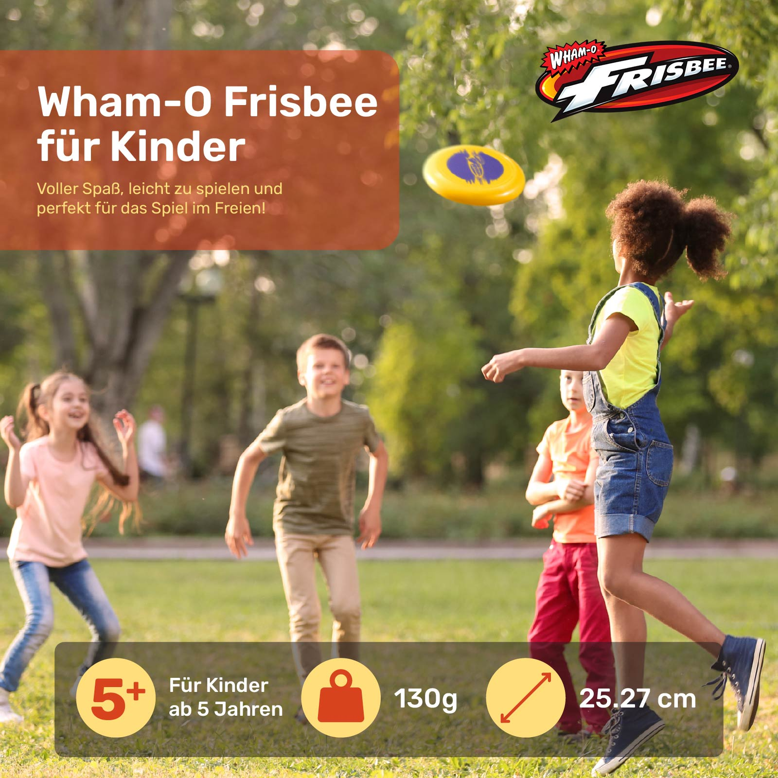 Kinder spielen mit einer gelben Frisbee im Park. Die Frisbee befindet sich in der Luft.