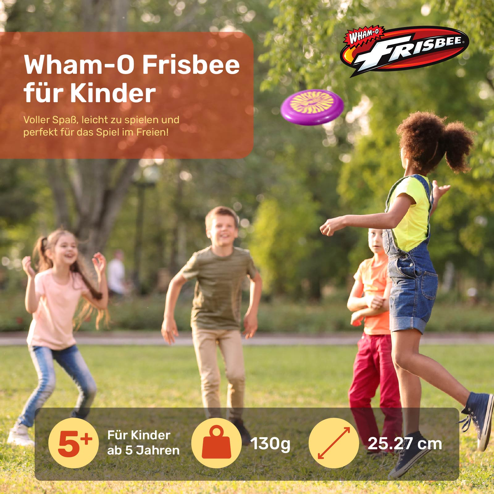 Kinder spielen mit einer Frisbee. Ein Mädchen wirft die Frisbee. Text ist auf Deutsch.