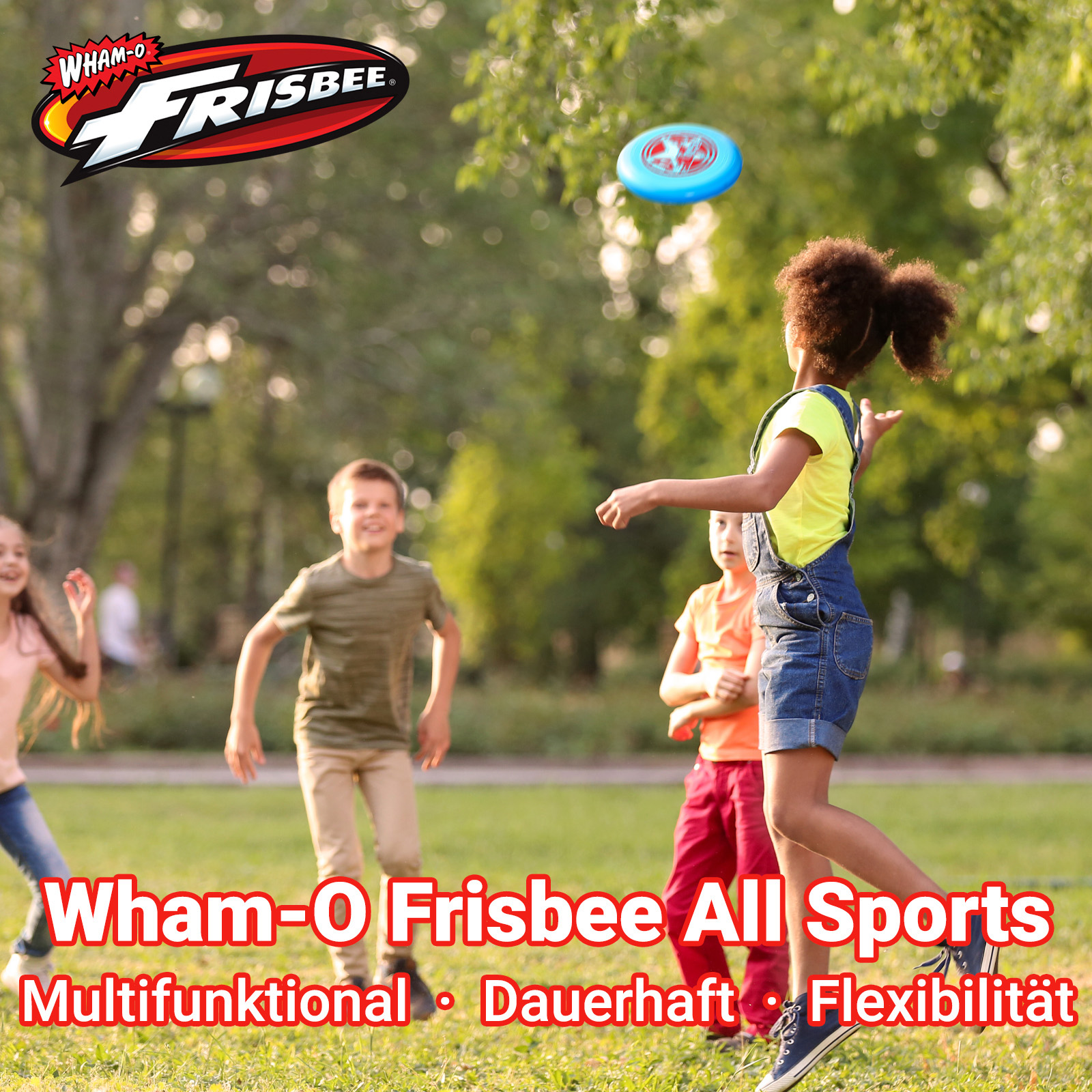 Kinder spielen Frisbee in einem Park. Wham-O Frisbee-Logo ist sichtbar. Grüne Bäume und Gras sind im Hintergrund.