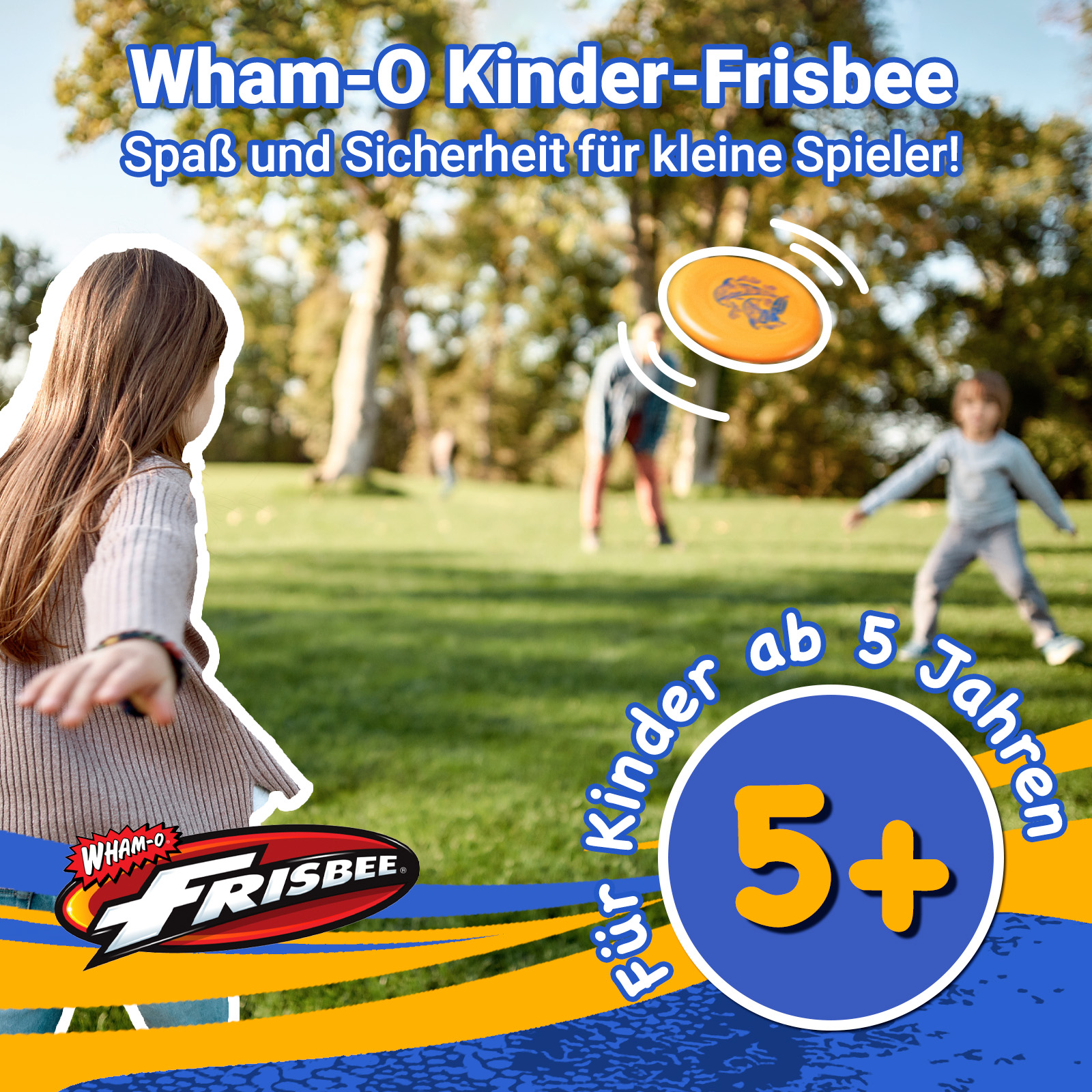 Kinder spielen mit einer Frisbee in einem Park. Die Frisbee ist gelb.