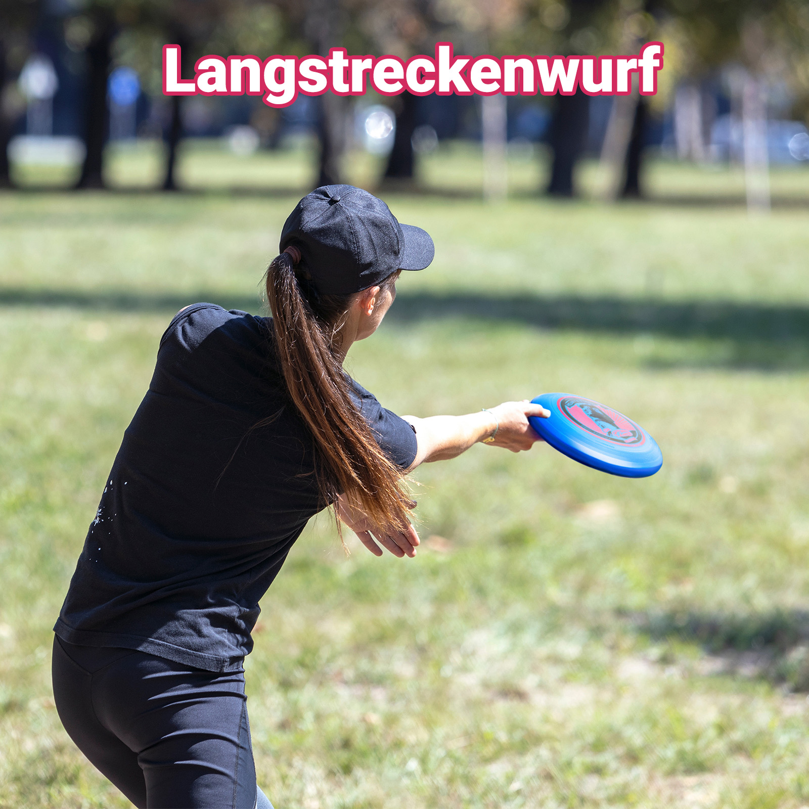 Donna che lancia un frisbee blu. Testo in tedesco: Lancio a lunga distanza.