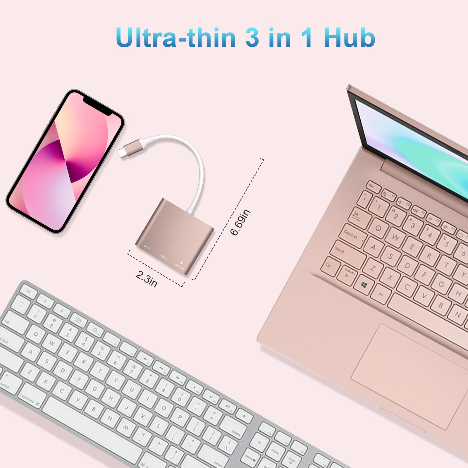 Ein roségoldener Hub, der mit einem Telefon und einem Laptop verbunden ist. Er steht auf einem Tisch mit einer Tastatur.