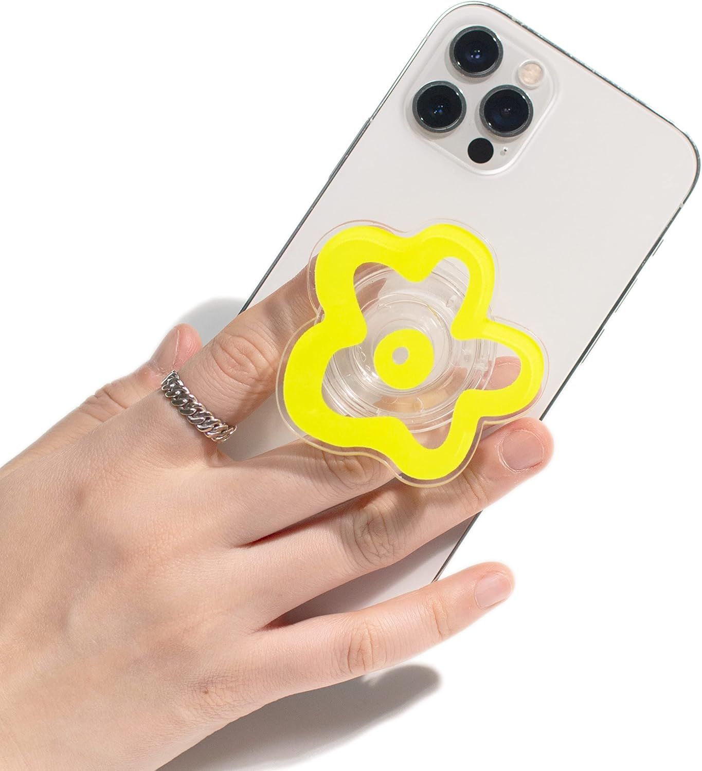 Eine Hand mit Ring hält ein Telefon mit einem gelben Blumen-PopSocket.