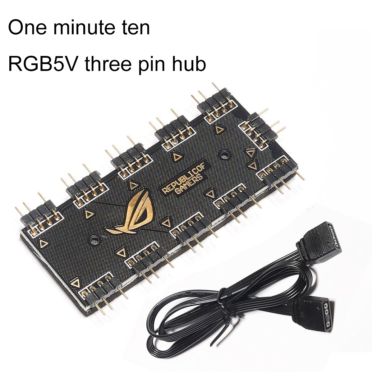 Ein schwarzer und goldener RGB5V-Dreipinn-Hub mit mehreren Anschlüssen. Ein schwarzes Kabel ist angeschlossen.