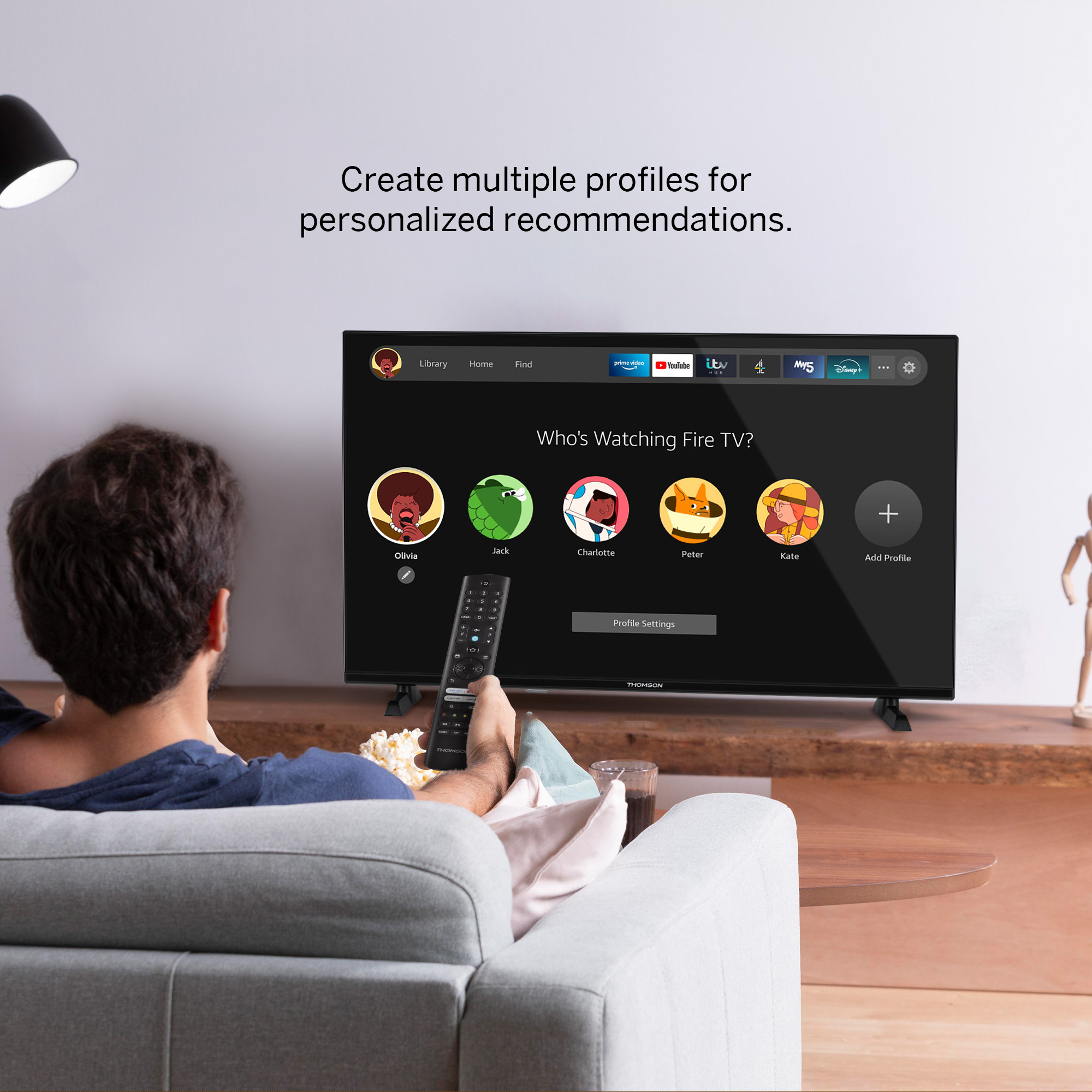 Uomo guarda la TV. Schermo mostra profili utente per consigli personalizzati.