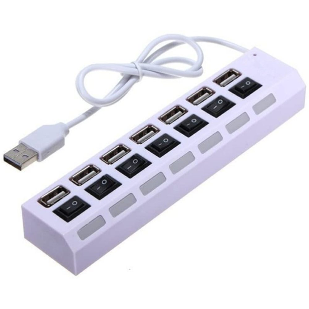 Ein weißer USB-Hub mit 10 USB-Anschlüssen und Netzschaltern. Ein weißes USB-Kabel ist angeschlossen.