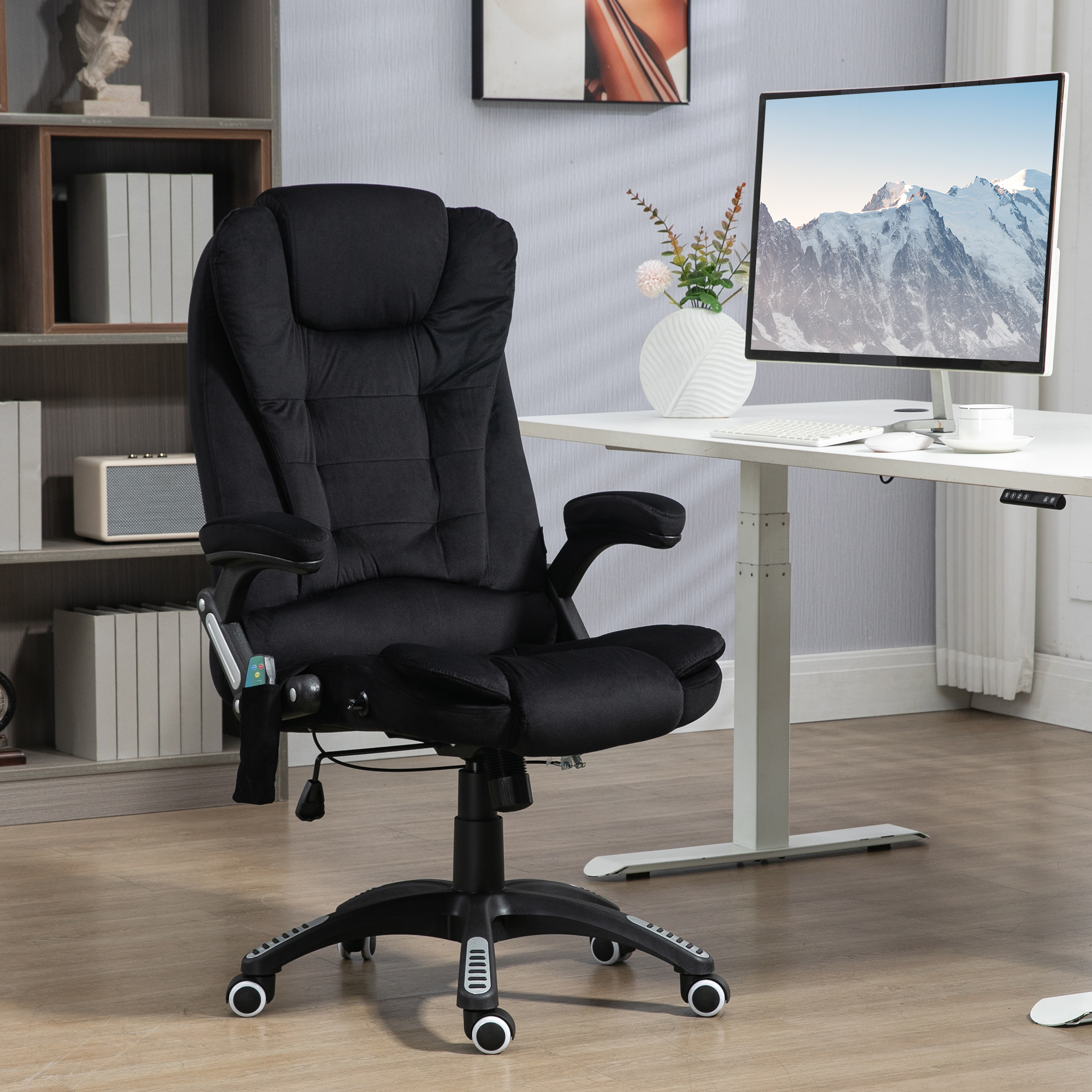 Schwarzer ergonomischer Bürostuhl mit Kopfstütze, Armlehnen und Rädern, vor einem Schreibtisch.