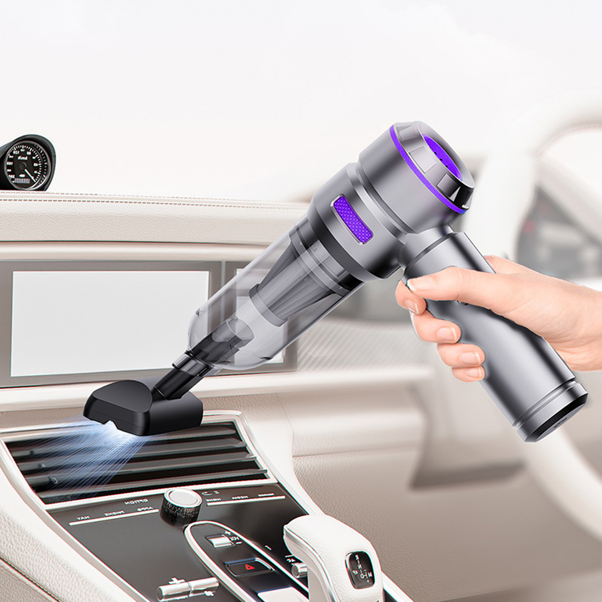 Hand hält einen kabellosen Staubsauger. Im Auto, der Staubsauger ist grau, lila Akzente, mit Düse.