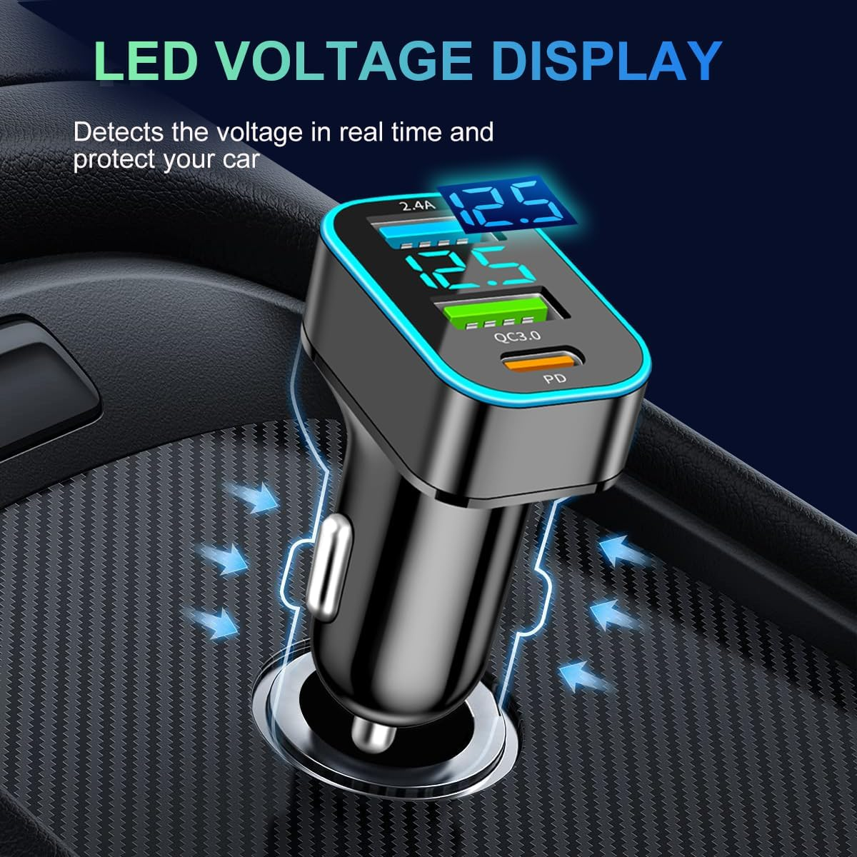 Autoladegerät mit blauem LED-Display in einem Auto. Blaue Pfeile zeigen auf das Gerät, das die Spannung anzeigt.