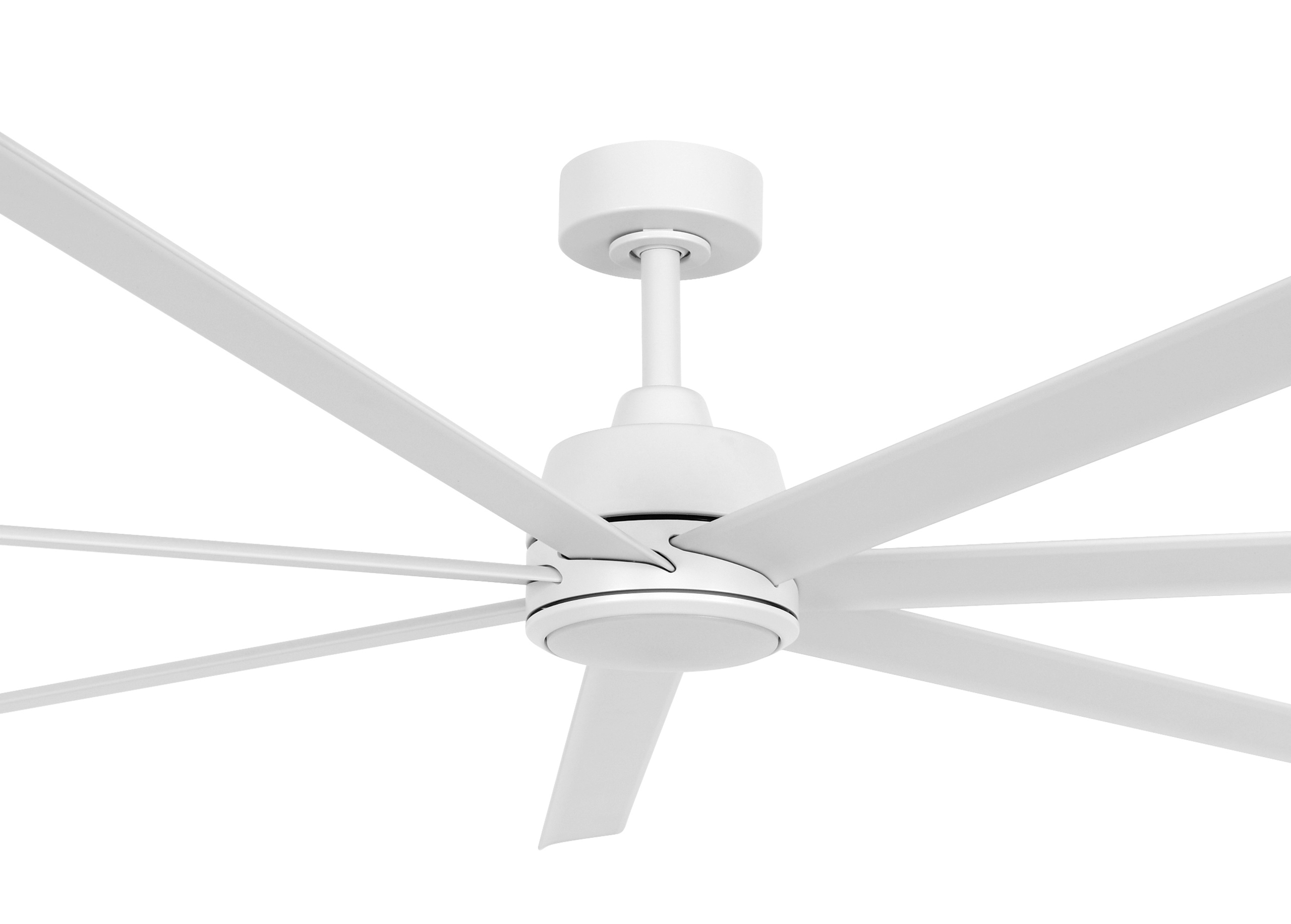 Weißer Deckenventilator mit sieben Flügeln, weißem Gehäuse und weißer Deckenhalterung. Die Flügel sind abgewinkelt.