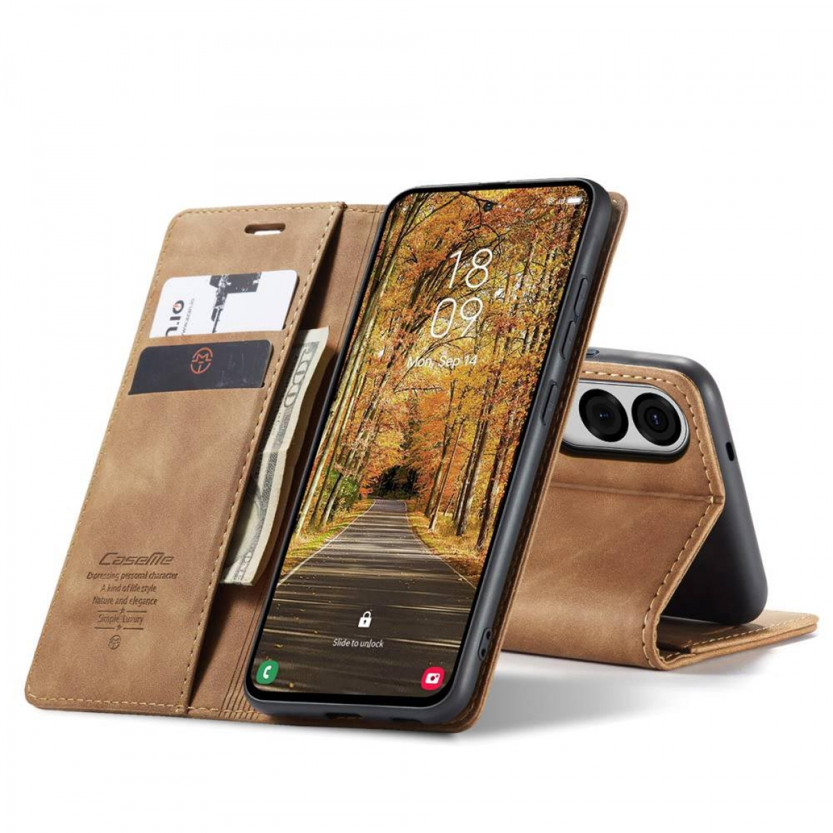 Braune Handyhülle offen mit Karten, Bargeld und einem Telefon, das eine Herbstwaldszene anzeigt.