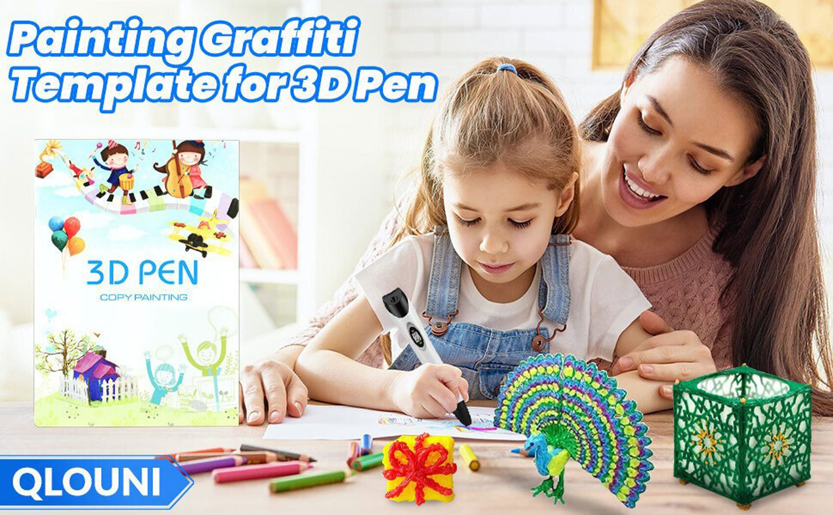 Un niño y una madre dibujando con un bolígrafo 3D, con un pavo real y otros modelos 3D.