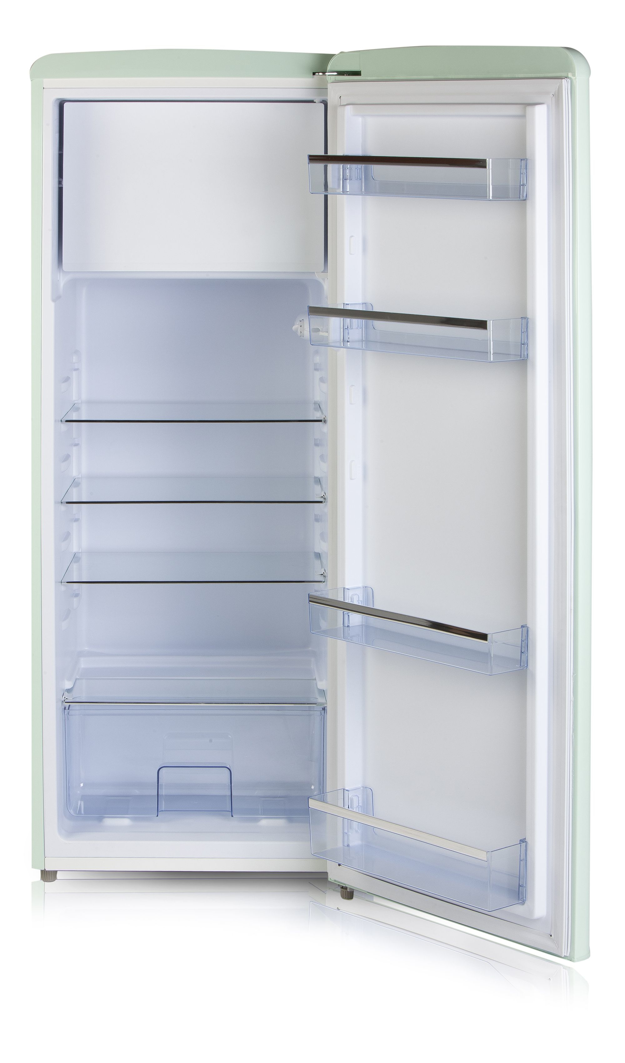 Ein offener Kühlschrank mit Glasböden, einer blauen Schublade und hellgrüner Innenausstattung.
